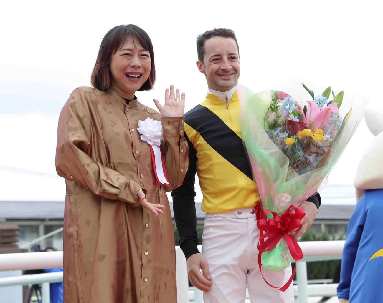 記念撮影を行う椿鬼奴（左）とクリストフ・ルメール騎手