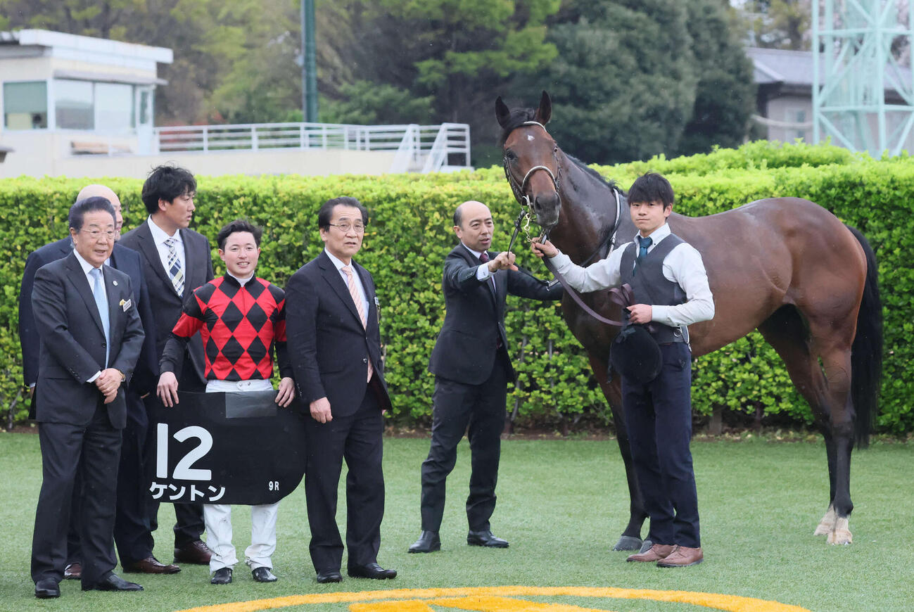 中山9R、山吹賞を制したケントンの口取りをする武藤騎手と田島師（撮影・丹羽敏通）