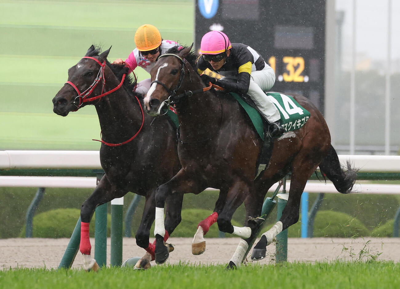 逃げたユウファラオ（左）を差し切ってチャーチルダウンズCを制したアスクイキゴミ（撮影・白石智彦）