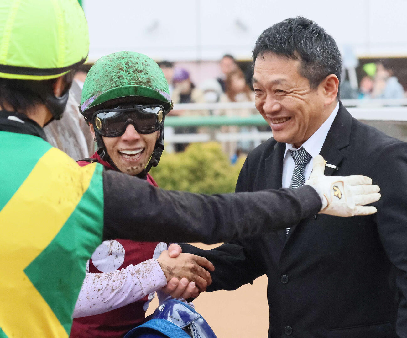 ダービー卿CTをスズハロームで制して藤懸騎手と握手する牧田師（撮影・丹羽敏通）