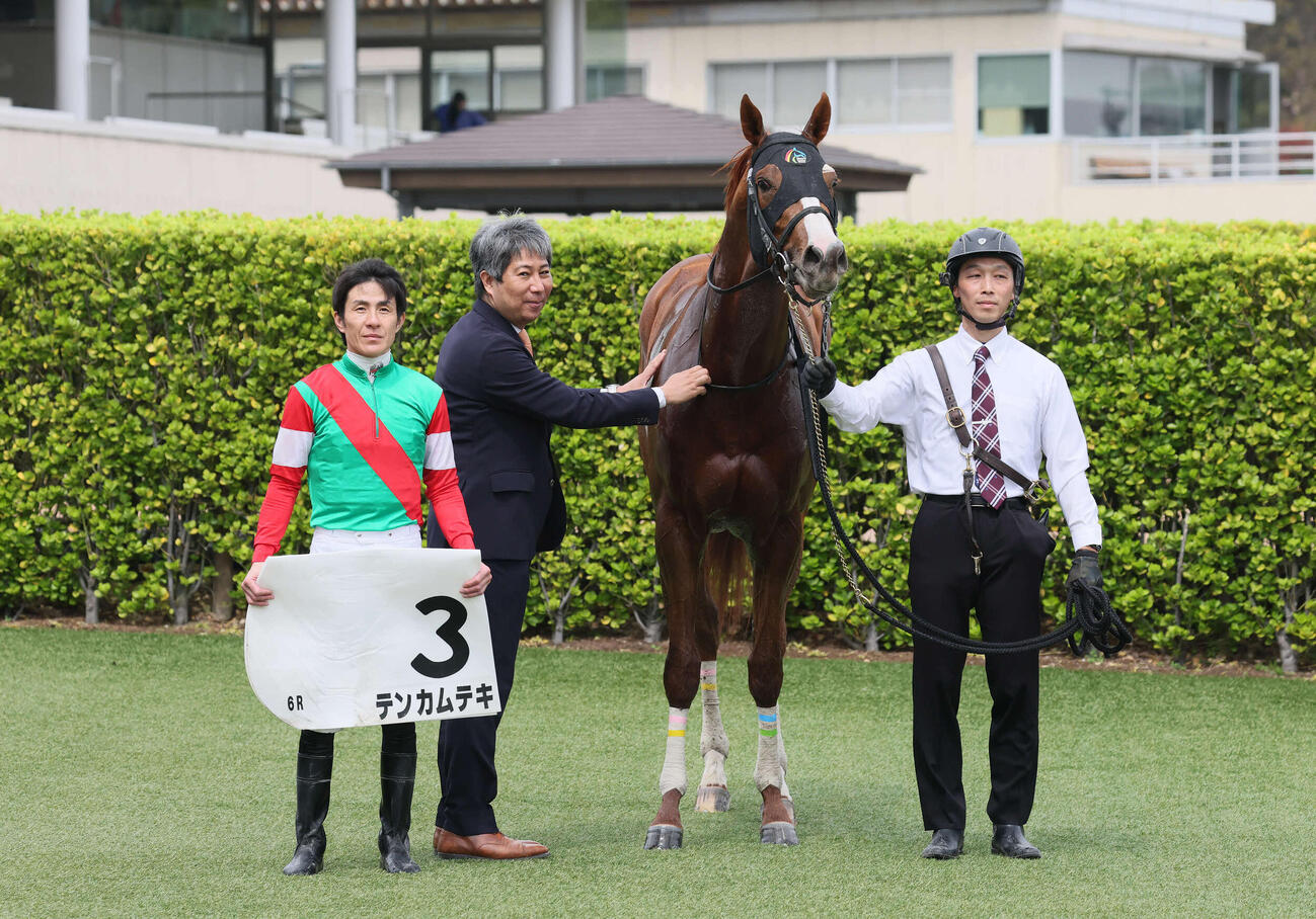 中山6R、3歳1勝クラスを制したテンカムテキの口取りをする丹内騎手と林師（撮影・丹羽敏通）