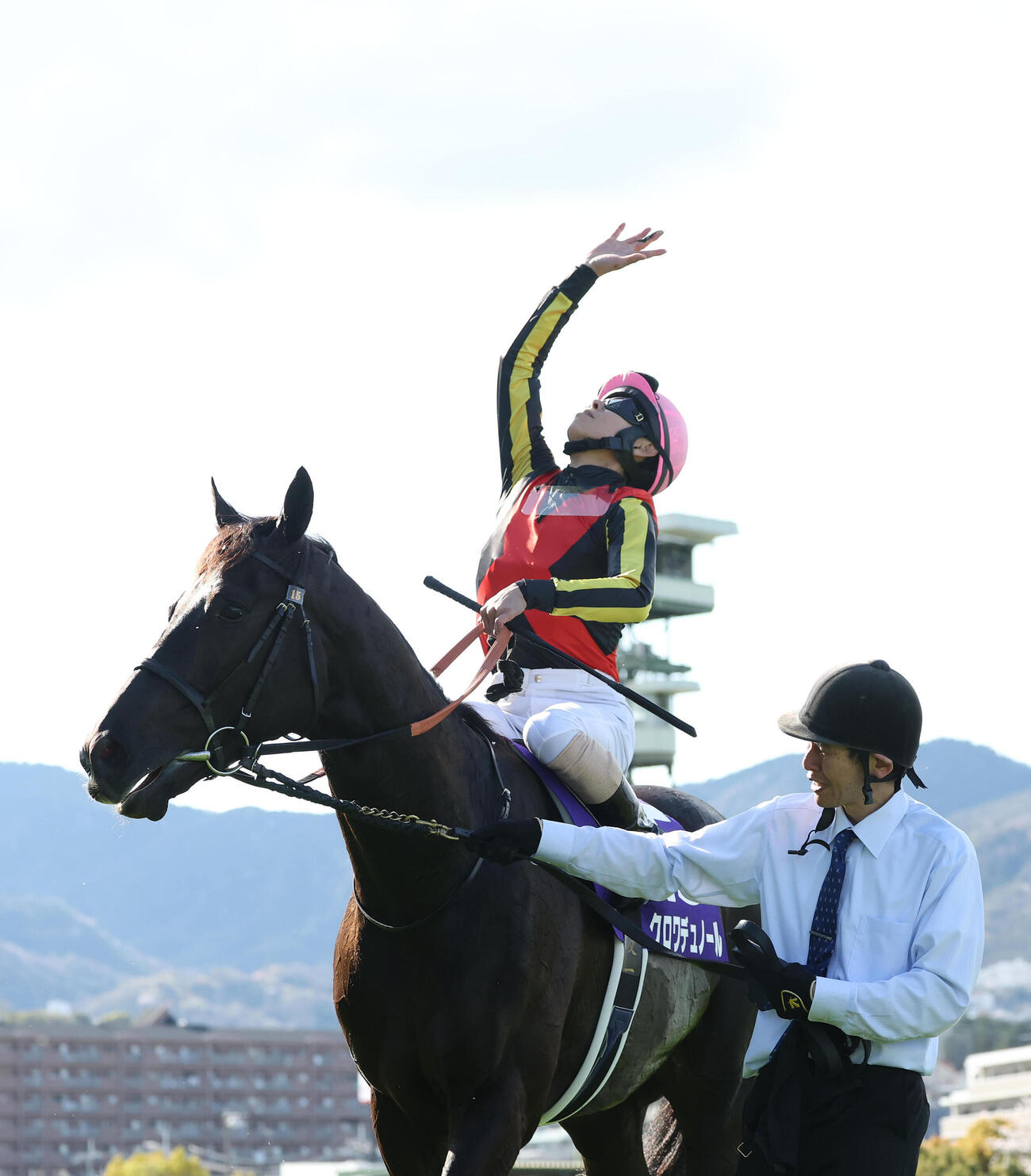 クロワデュノールで大阪杯を制し空に向けて手を掲げる北村友騎手（撮影・白石智彦）
