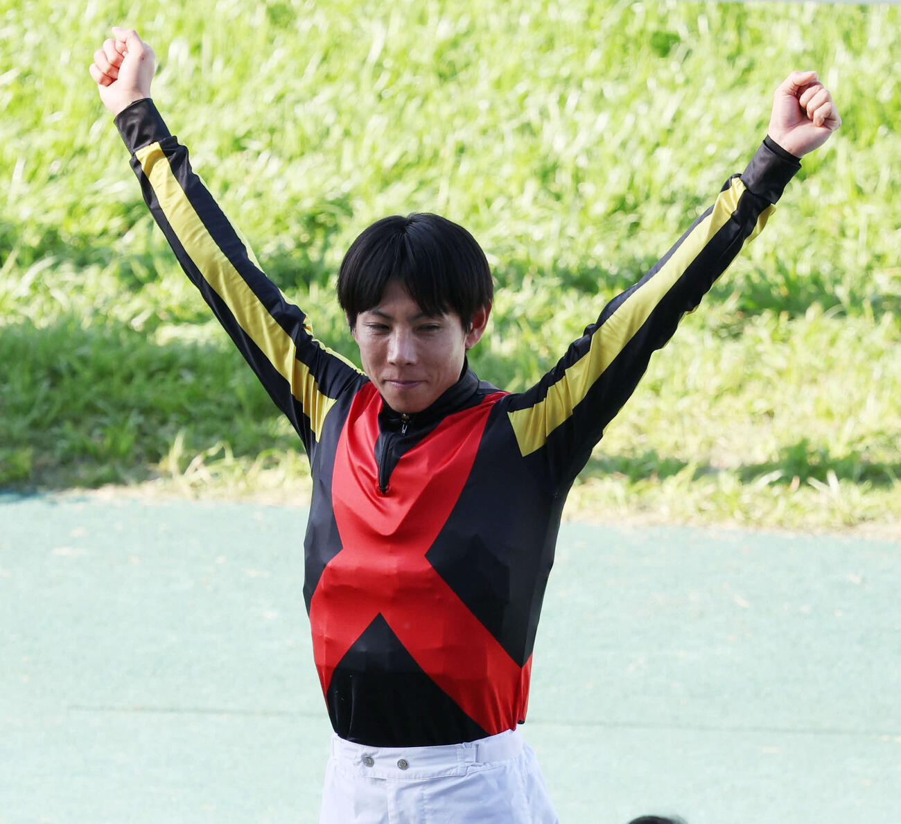 大阪杯をクロワデュノールで制した北村友騎手はインタビューを終えバンザイ（撮影・西尾就之）