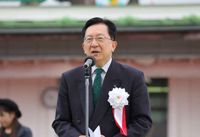 あいさつする岩手県競馬組合管理者の達増拓也岩手県知事（写真提供・岩手県競馬組合）