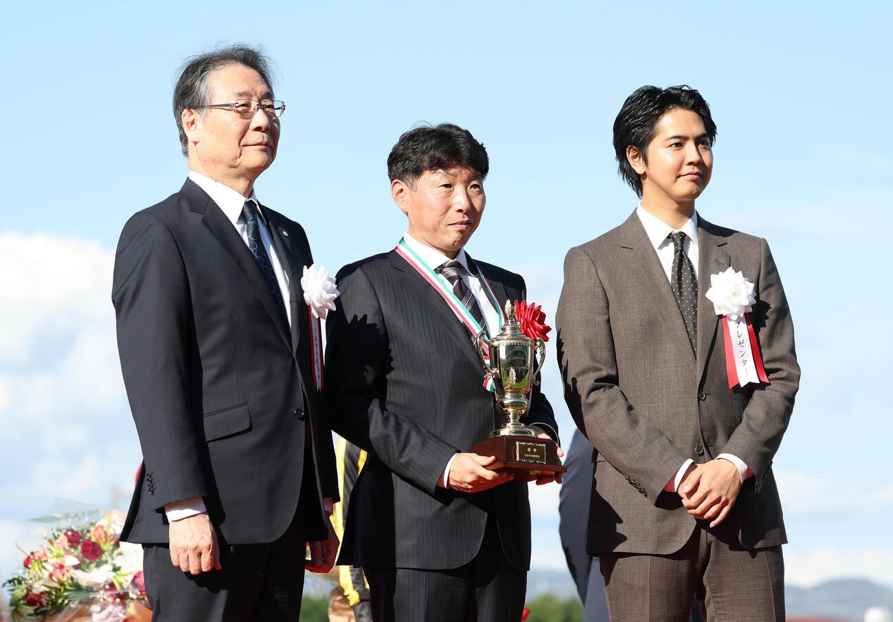 左から吉田正義JRA理事長、吉田俊介サンデーR代表、プレゼンターの片寄涼太（撮影・白石智彦）