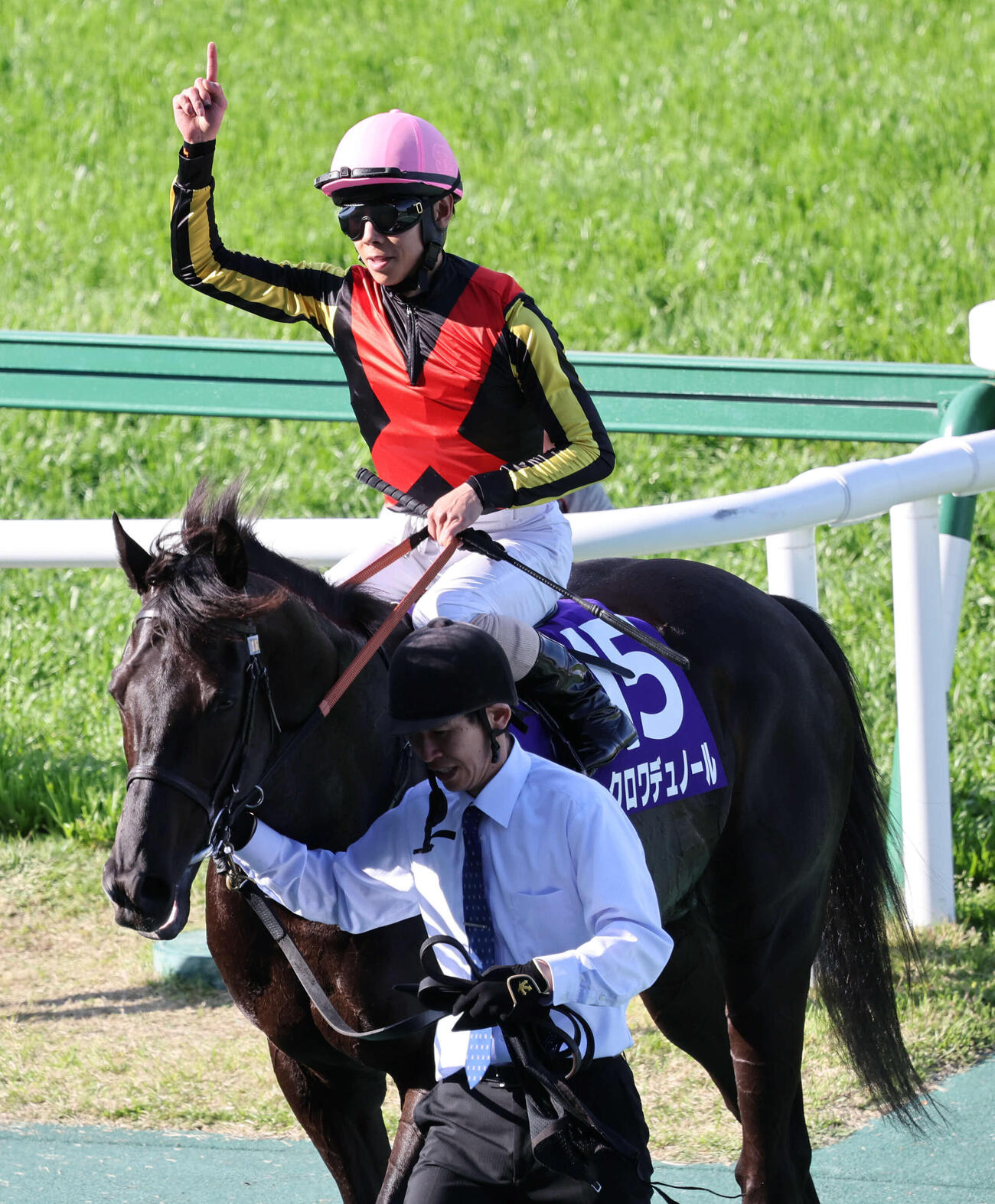 大阪杯をクロワデュノールで制した北村友騎手は一番ポーズで引き揚げる（撮影・西尾就之）