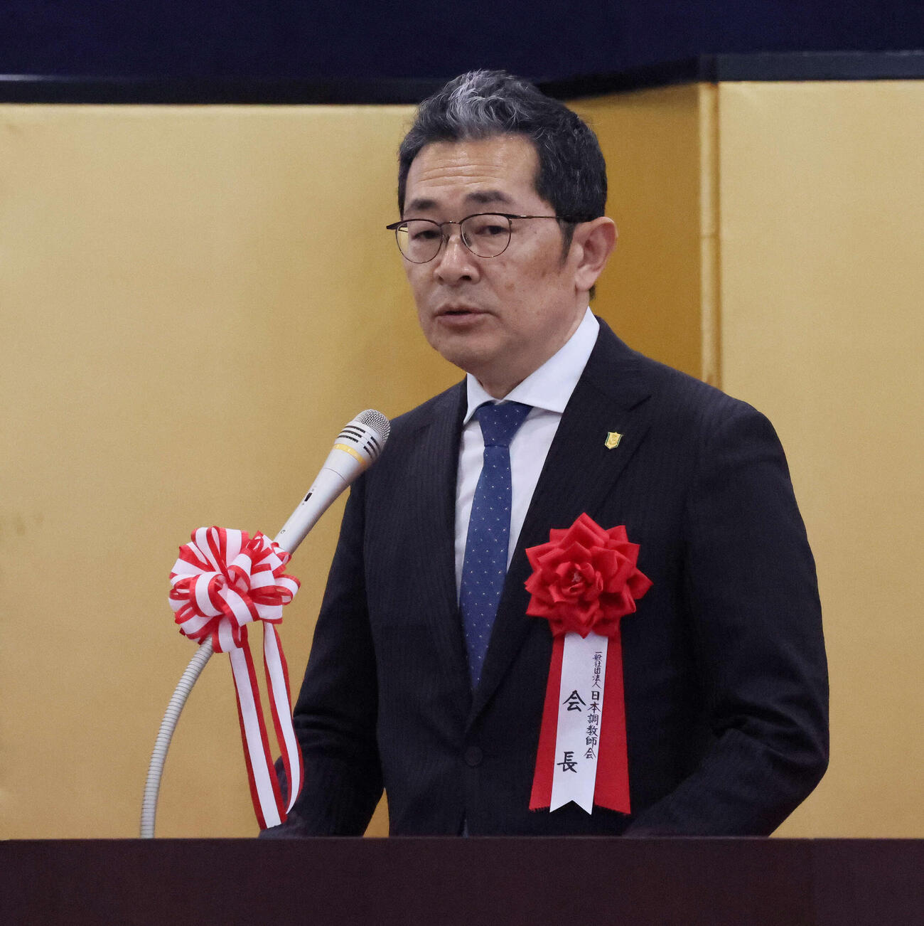 騎手課程第45期生入学式であいさつする日本調教師会会長の尾関師（撮影・丹羽敏通）