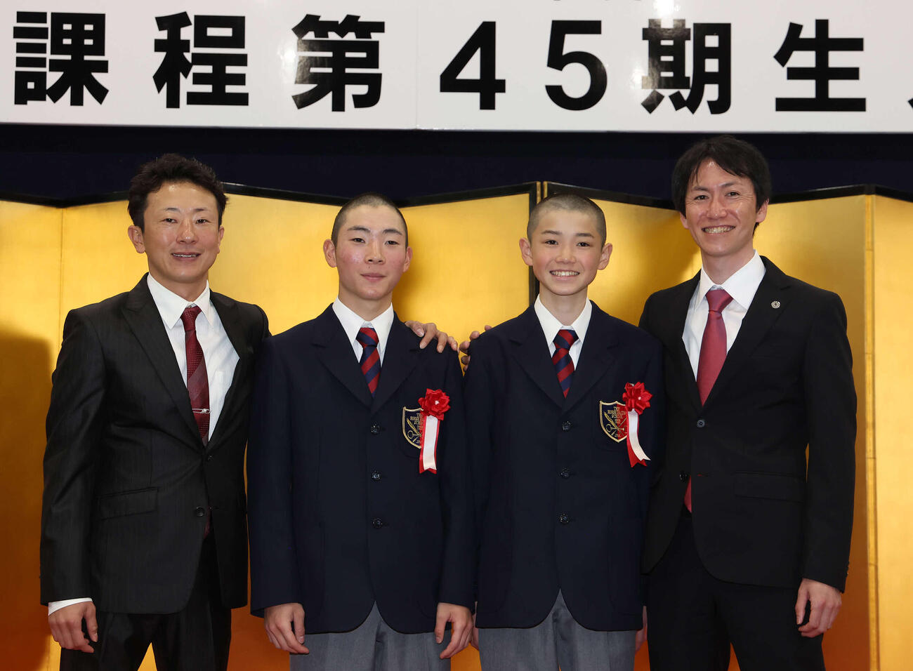 左から石神深一騎手、石神龍貴君、五十嵐翼君、五十嵐雄祐騎手（撮影・丹羽敏通）