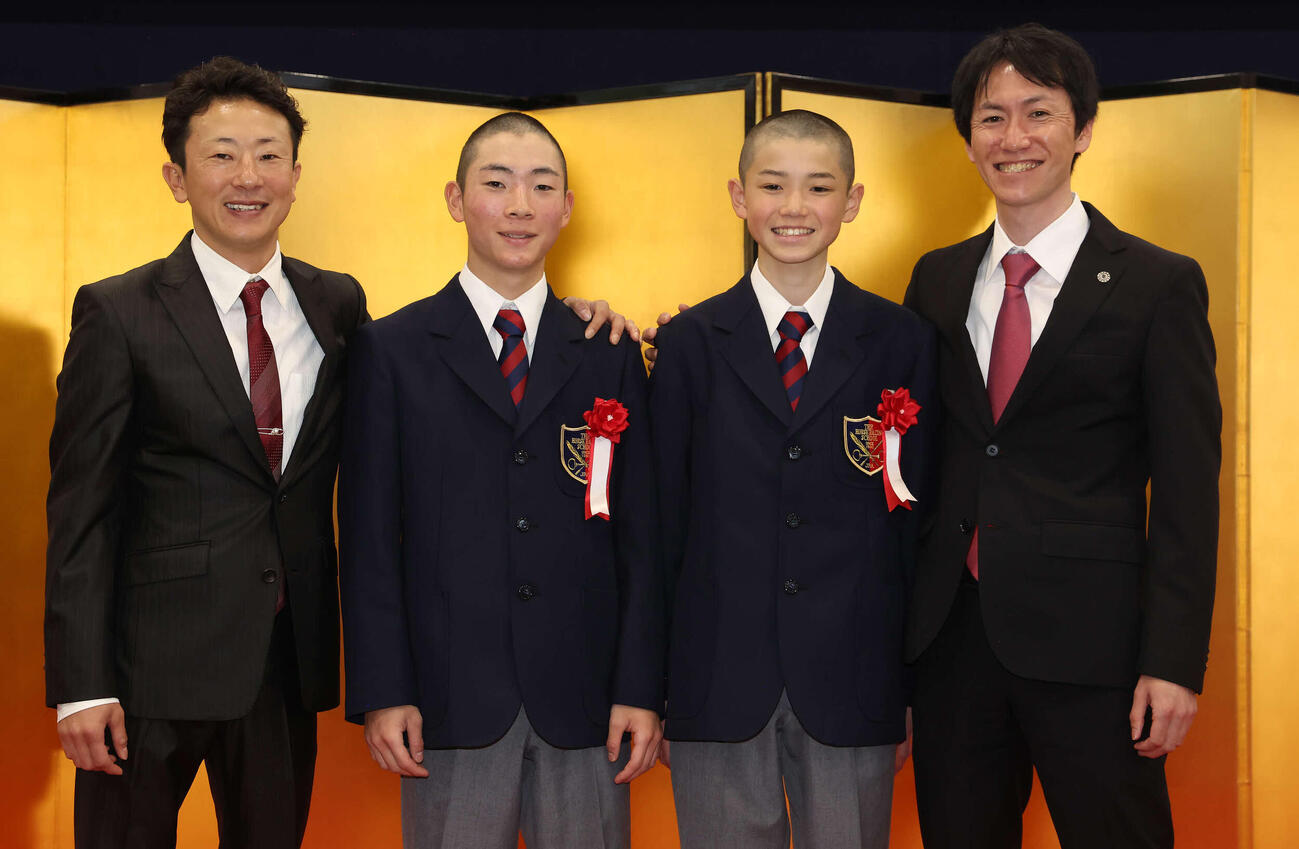 入学式後、写真に納まる左から石神深一騎手、石神龍貴君、五十嵐翼君、五十嵐雄祐騎手（撮影・丹羽敏通）