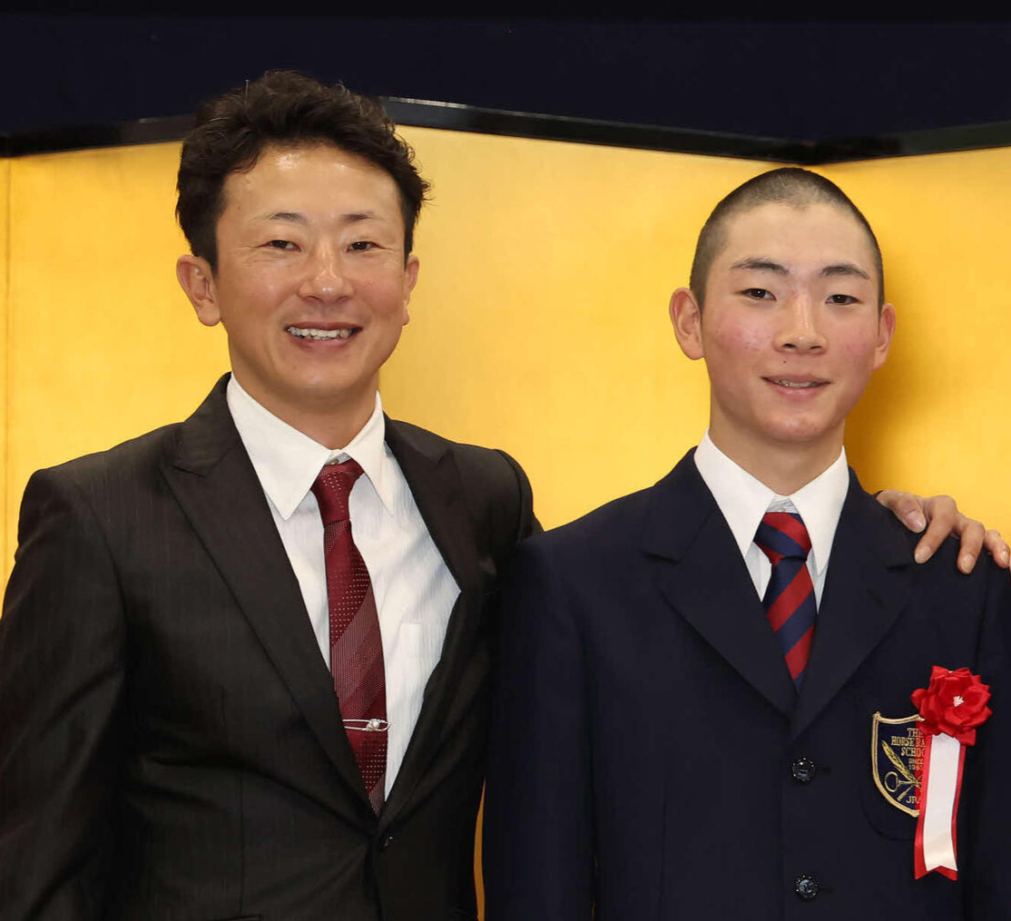 競馬学校入学式を終えて写真に納まる、左から石神深一騎手、石神龍貴君（2026年4月7日撮影）