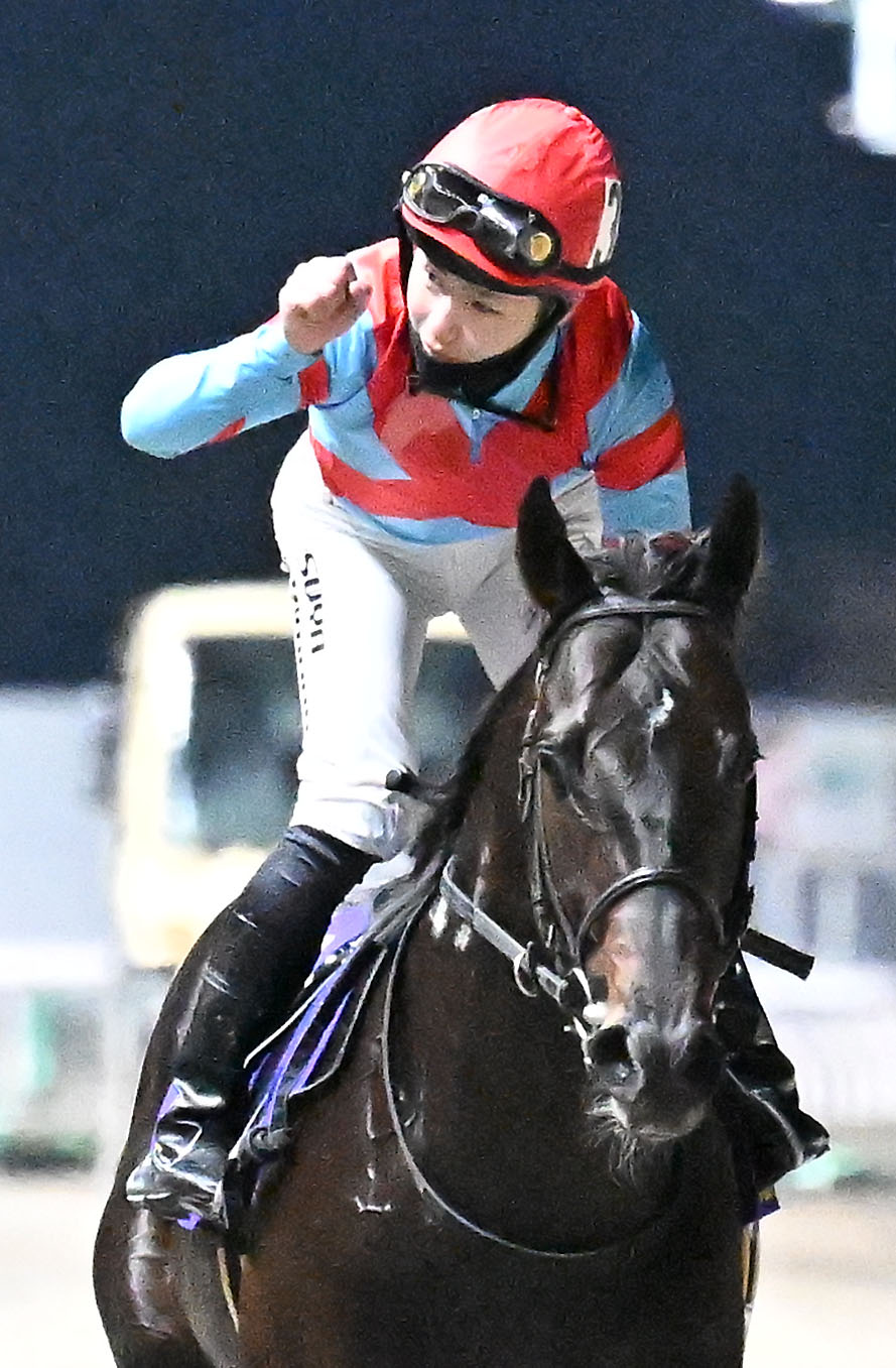 第75回川崎記念をカゼノランナーで制し、ファンの歓声に応える西村淳騎手（撮影・千葉一成）