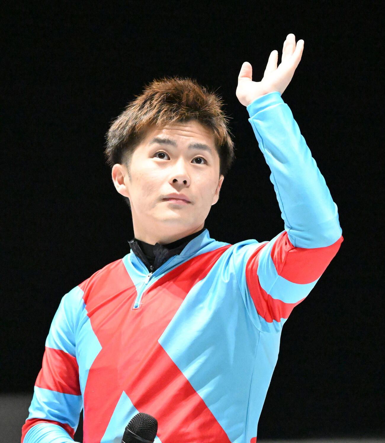 川崎11R、第75回川崎記念をカゼノランナーで制し、勝利者インタビューで歓声に応える西村淳騎手（撮影・千葉一成）