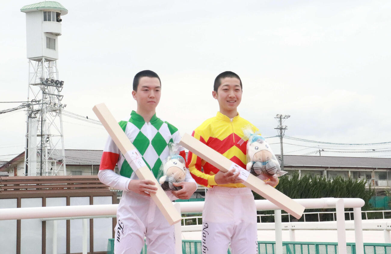 兵庫アーバン競馬でデビューする新人の高橋洸佑騎手（左）と南部楓馬騎手