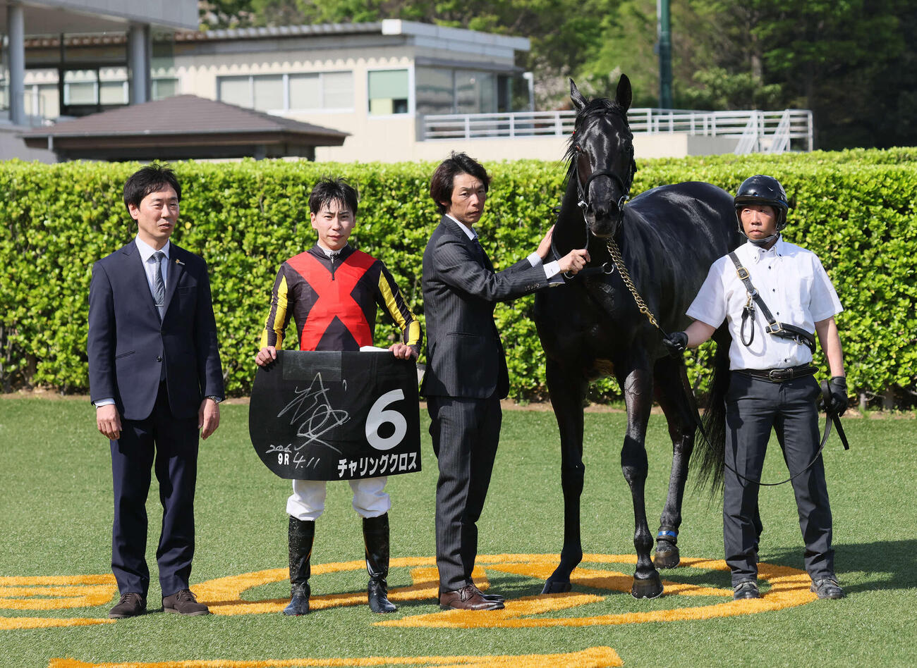 山藤賞を制したチャリングクロスの口取りをする奥村武師と横山武騎手（撮影・丹羽敏通）