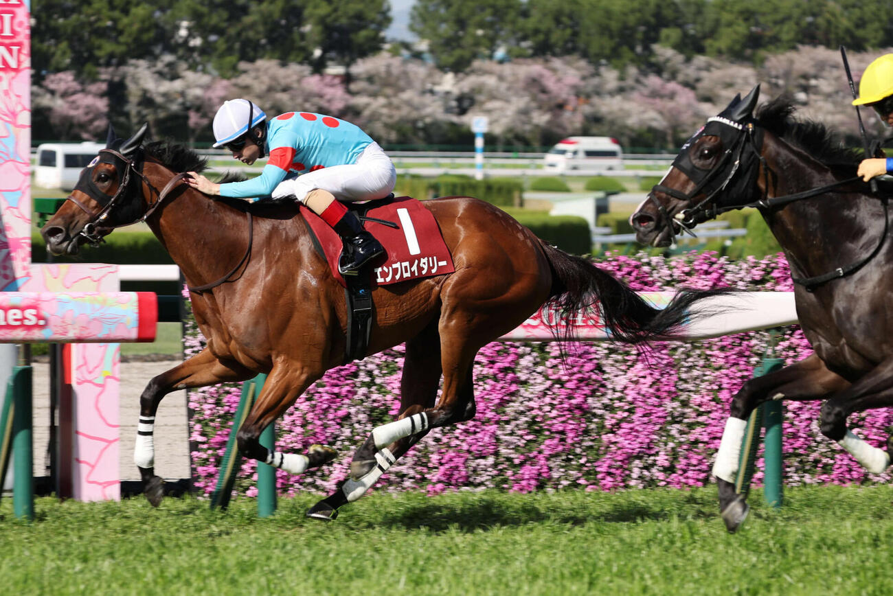 阪神牝馬Sを逃げ切ったエンブロイダリーとルメール騎手（撮影・西尾就之）