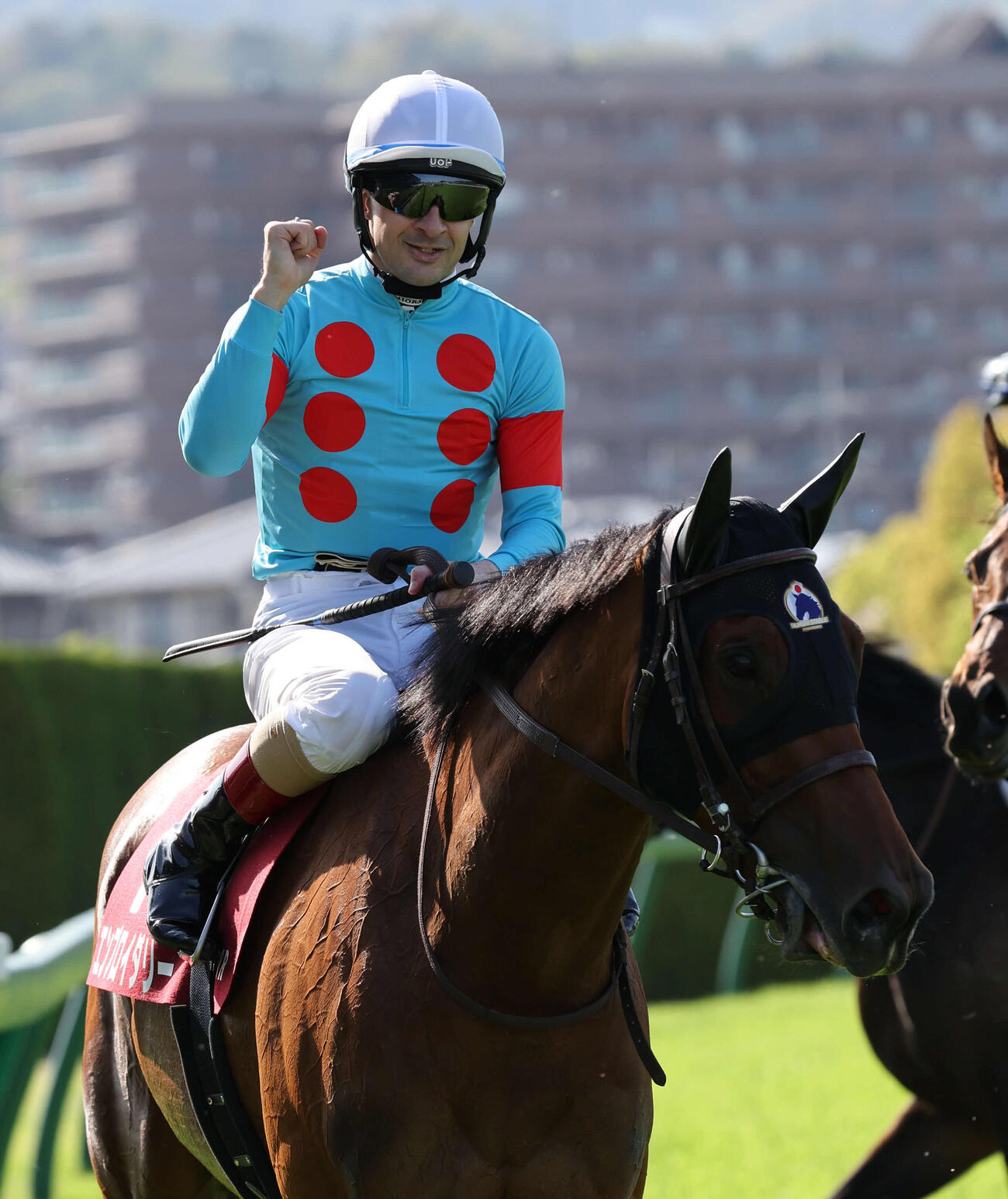 阪神牝馬Sをエンブロイダリーで制し笑顔でガッツポーズのルメール騎手（撮影・西尾就之）