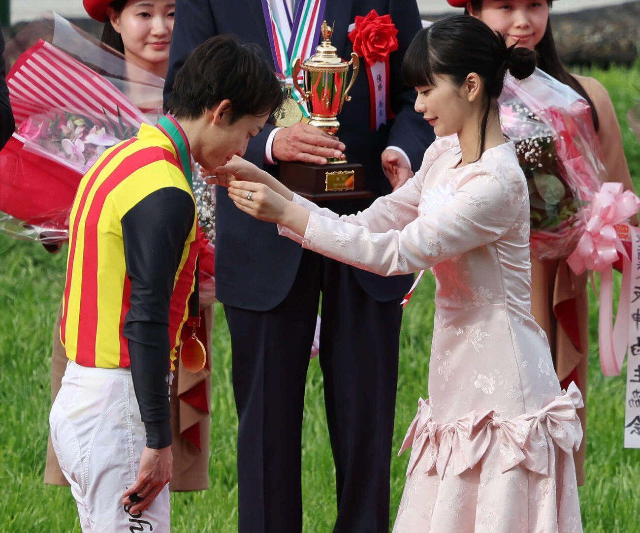 桜花賞をスターアニスで制し、見上愛からメダルをかけられる松山騎手（撮影・西尾就之）
