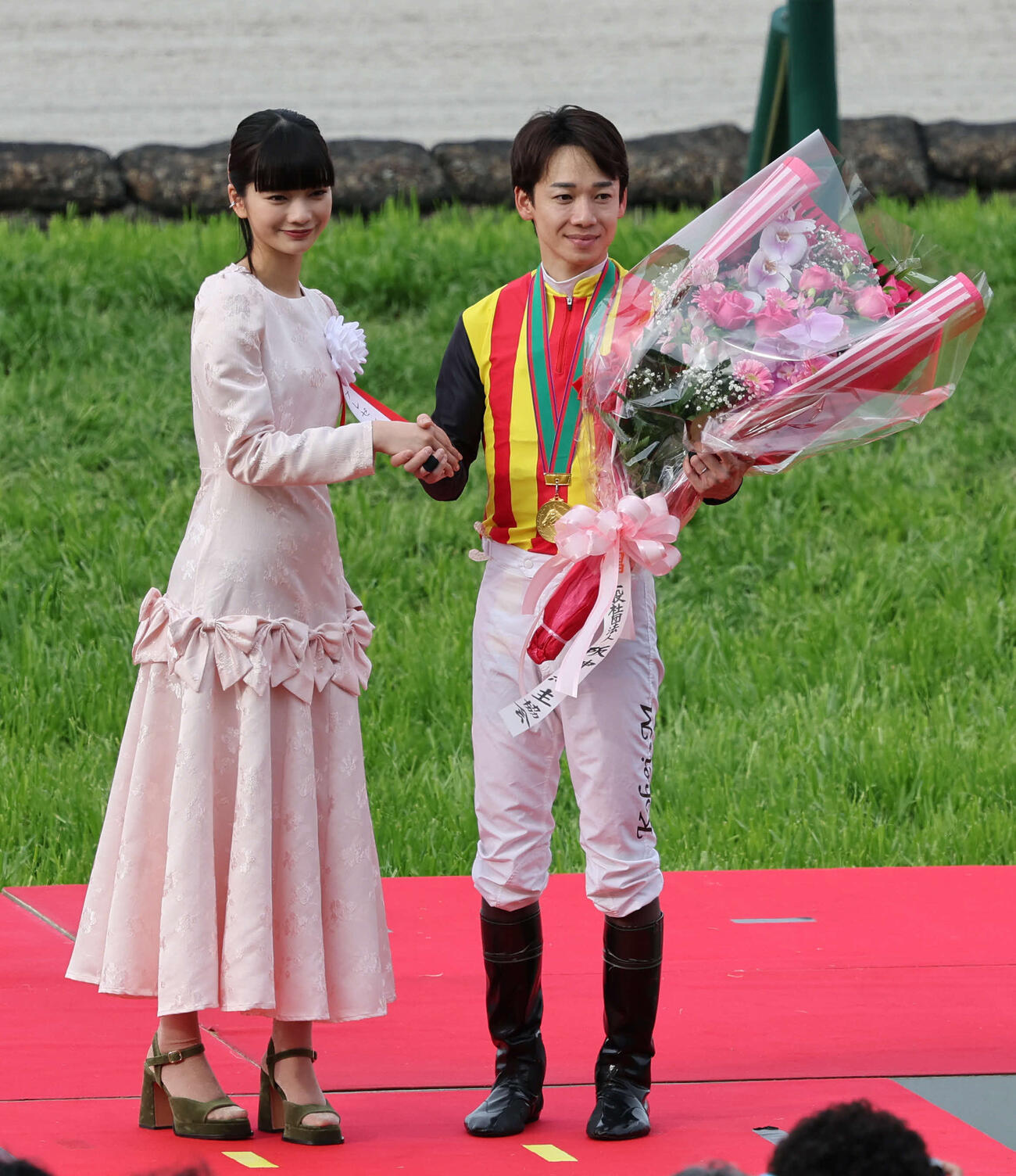 桜花賞をスターアニスで制した松山騎手はプレゼンターの見上愛と握手をかわす（撮影・西尾就之）