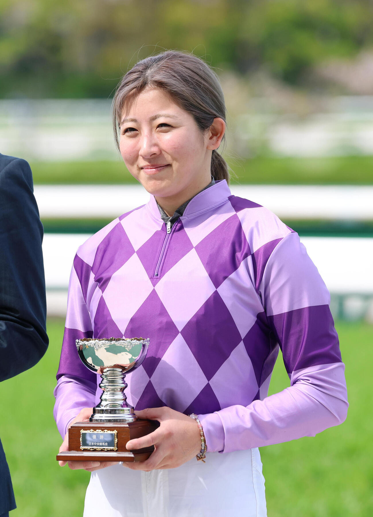 阪神9R、ジュウリョクピエロで忘れな草賞を制し笑顔を見せる今村騎手（撮影・白石智彦）