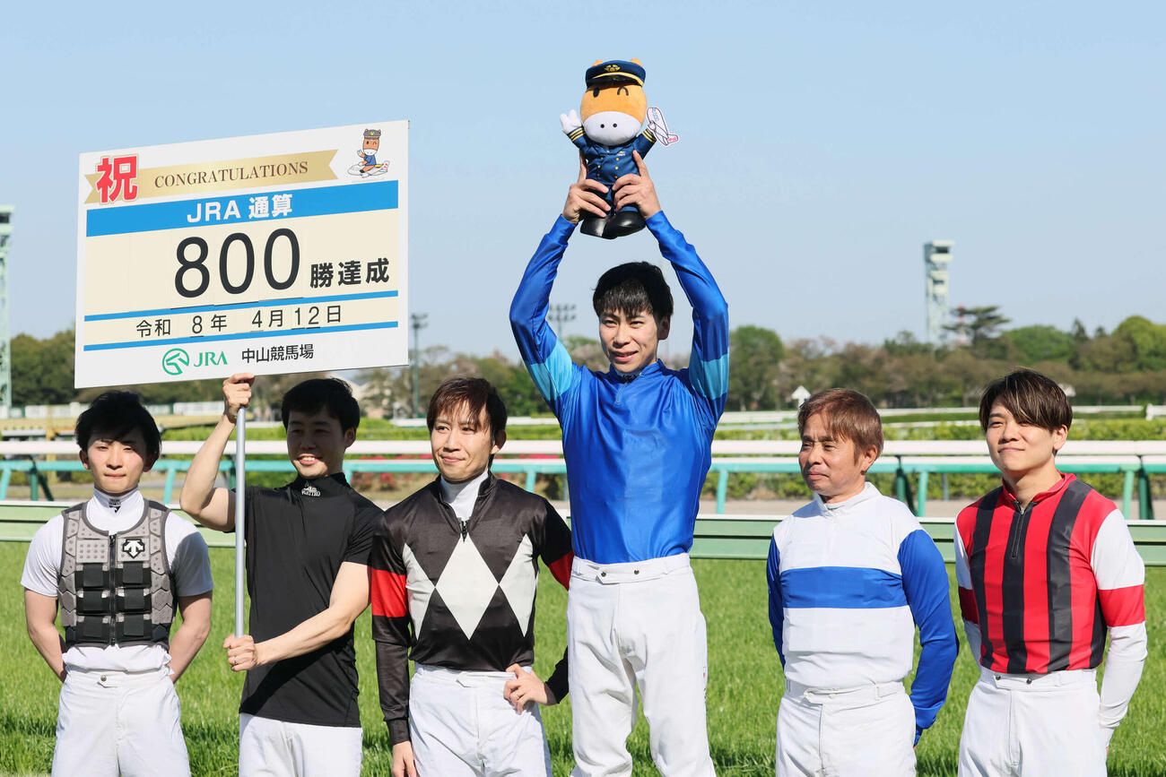中山10R、あけぼのSをストレイトトーカーで制してJRA通算800勝を達成した横山武騎手（撮影・丹羽敏通）