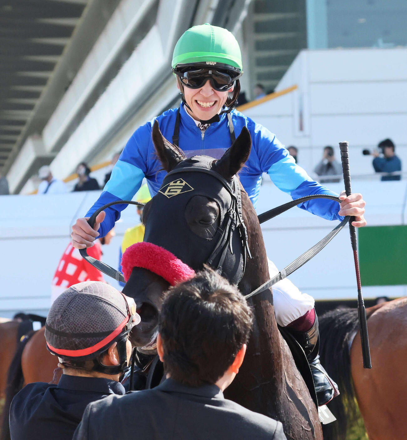 あけぼのSをストレイトトーカーで制して笑顔を見せる横山武騎手（撮影・丹羽敏通）