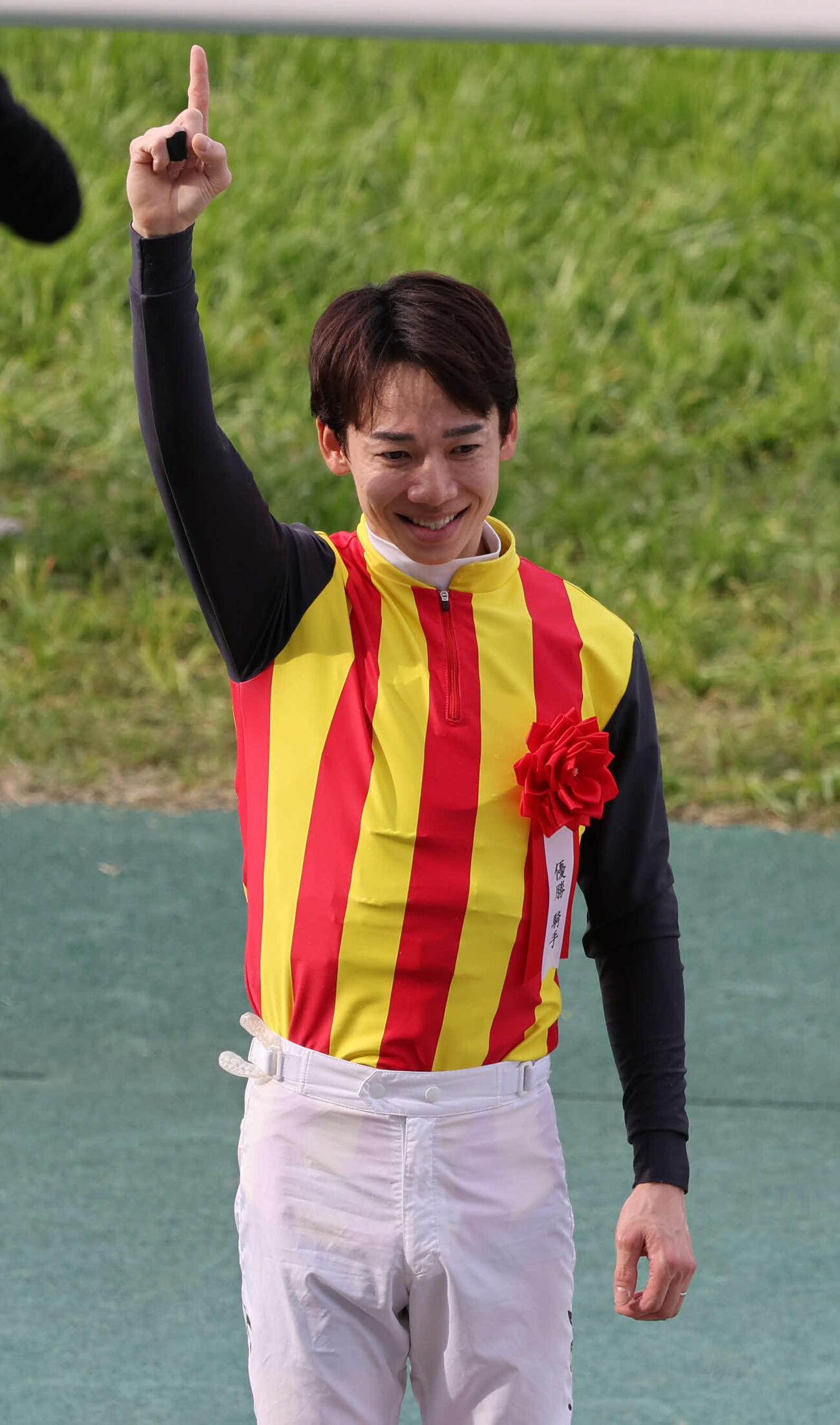 桜花賞をスターアニスで制した松山騎手はインタビュー後に指を1本突き上げる（撮影・西尾就之）
