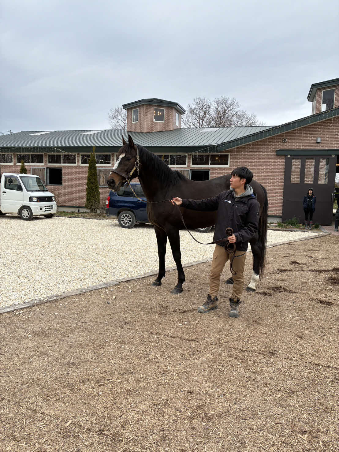 石神深一騎手と再会したオジュウチョウサン（写真提供・和田正一郎師）