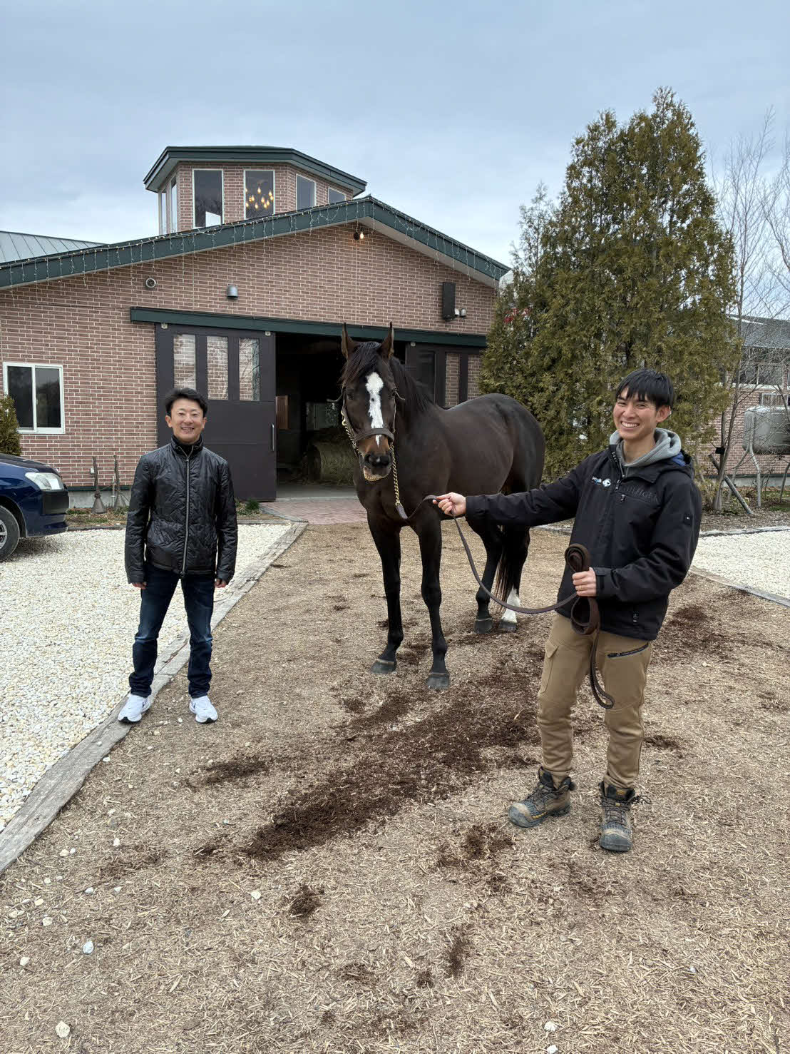 石神深一騎手と再会したオジュウチョウサン（写真提供・和田正一郎師）