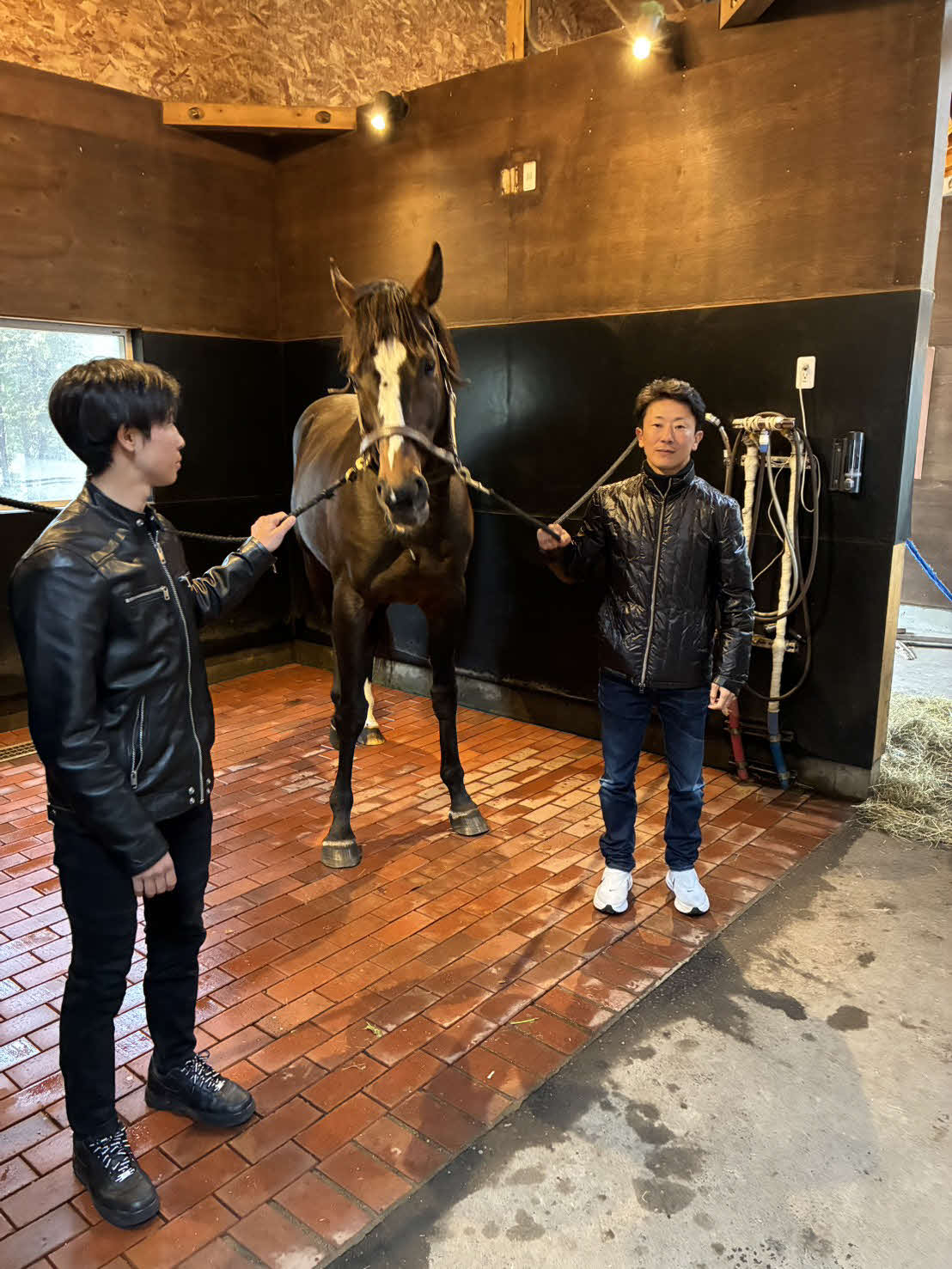 オジュウチョウサンと石神深一騎手（右）、深道騎手（写真提供・和田正一郎師）