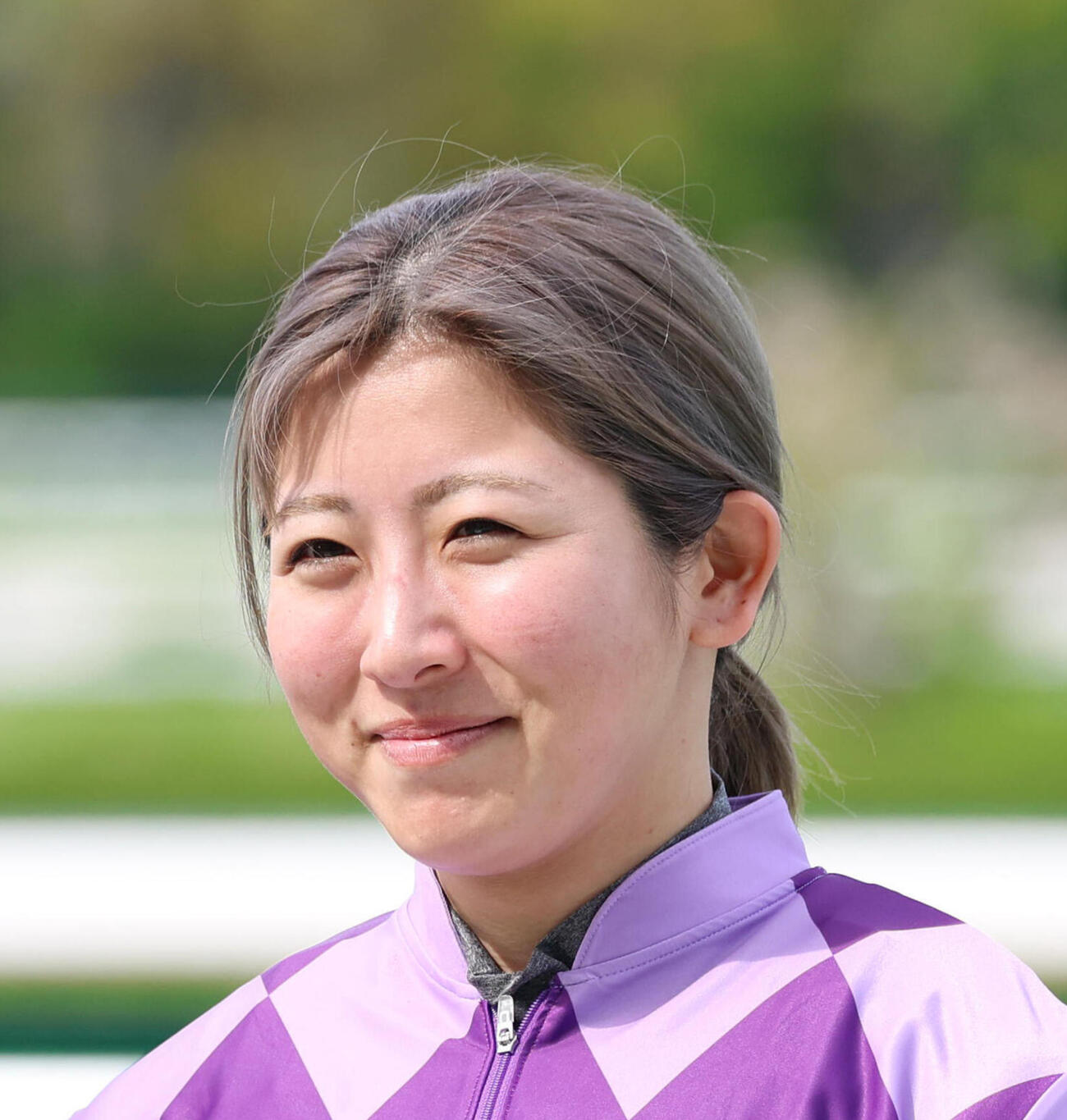 ジュウリョクピエロで忘れな草賞を制し、笑顔を見せる今村聖奈騎手（2026年4月12日撮影）