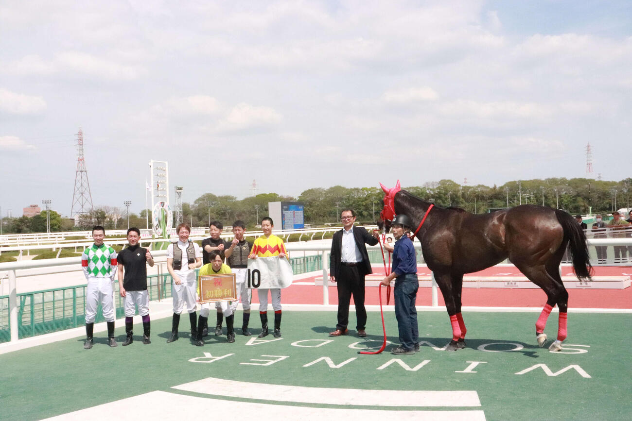 園田6Rで初勝利を挙げた南部楓馬騎手（右から3人目）