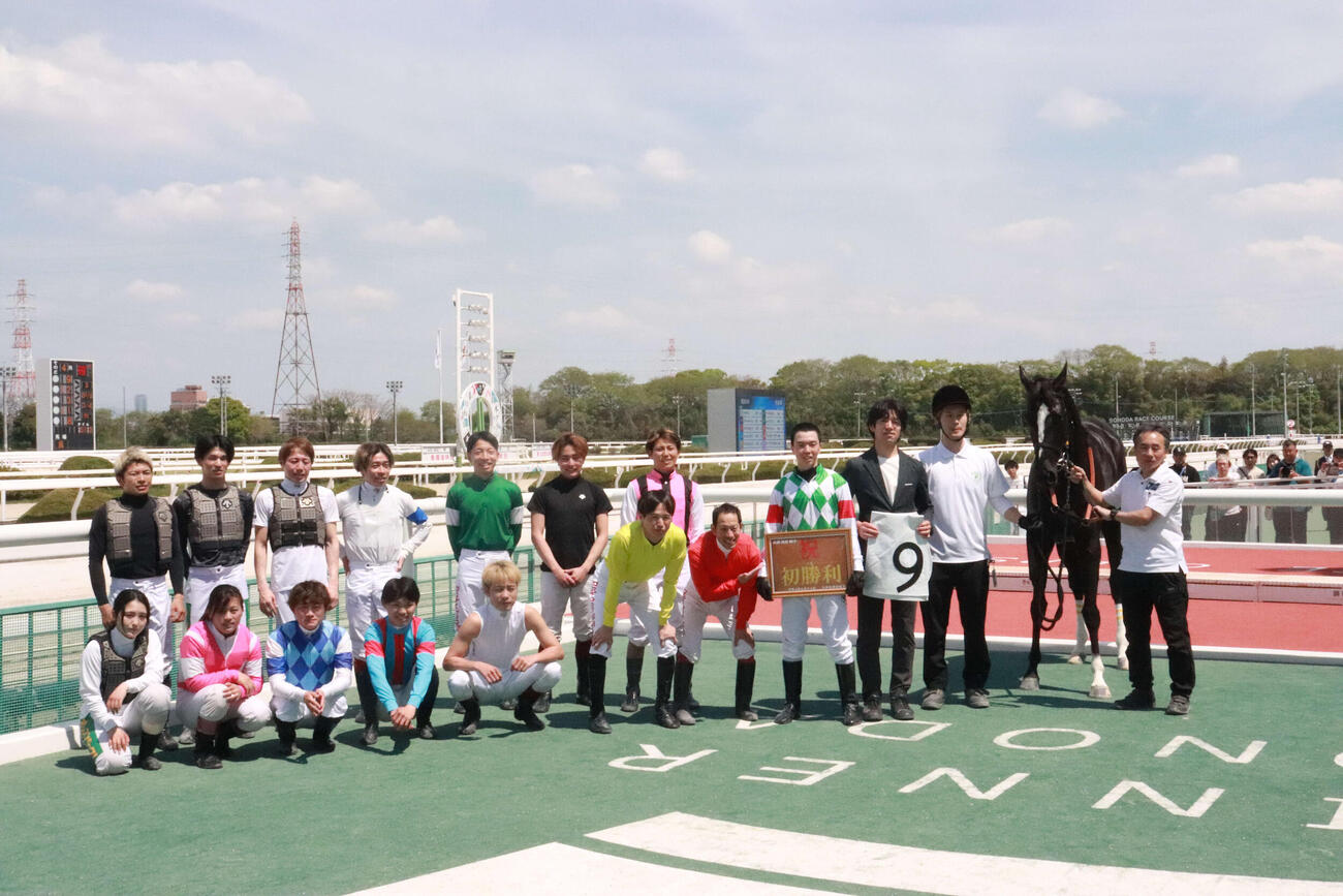 園田4Rで初騎乗初勝利を達成した高橋洸佑騎手（右から4人目）