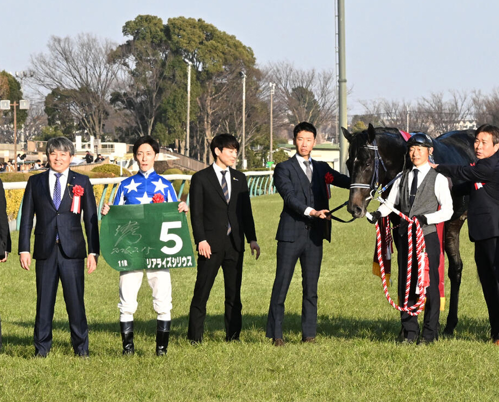 リアライズシリウスで共同通信杯を制した手塚貴久師（左端）