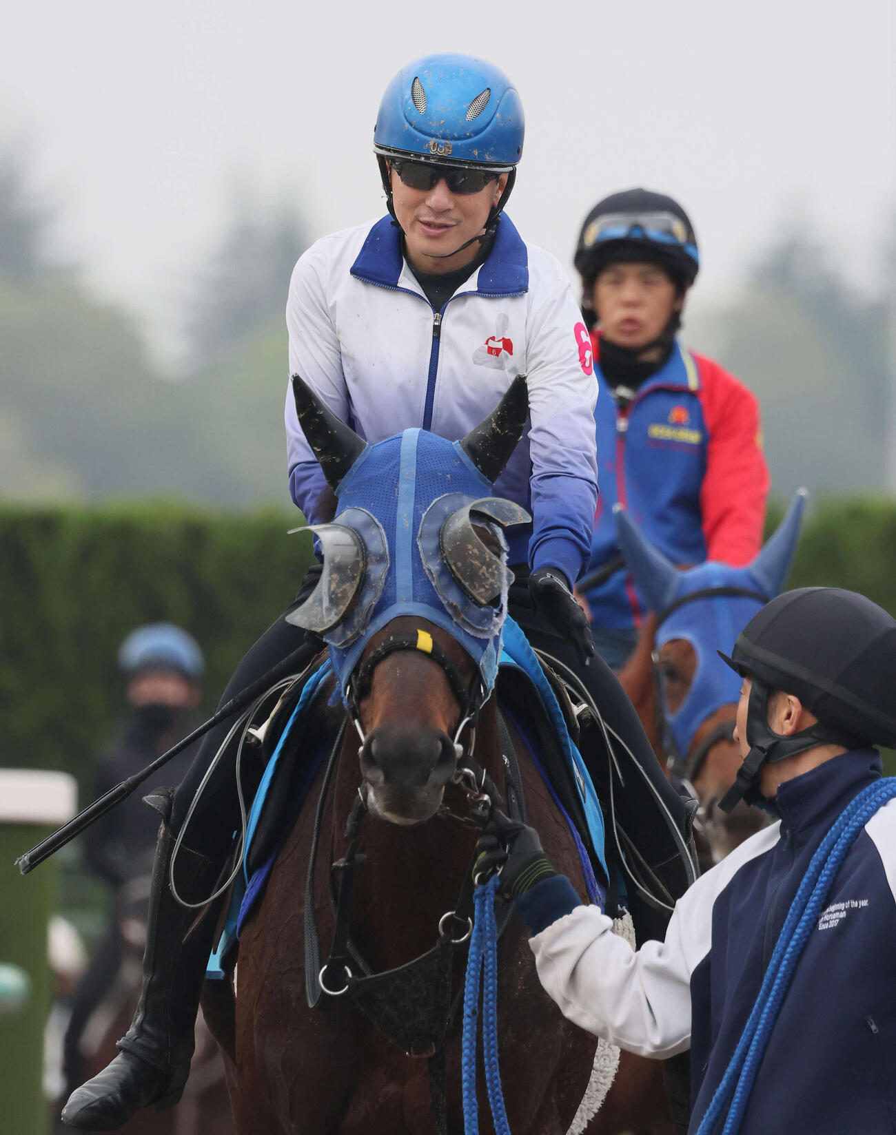 プラチナドリームの追い切りを終えて首筋をなでる石神深騎手（撮影・丹羽敏通）