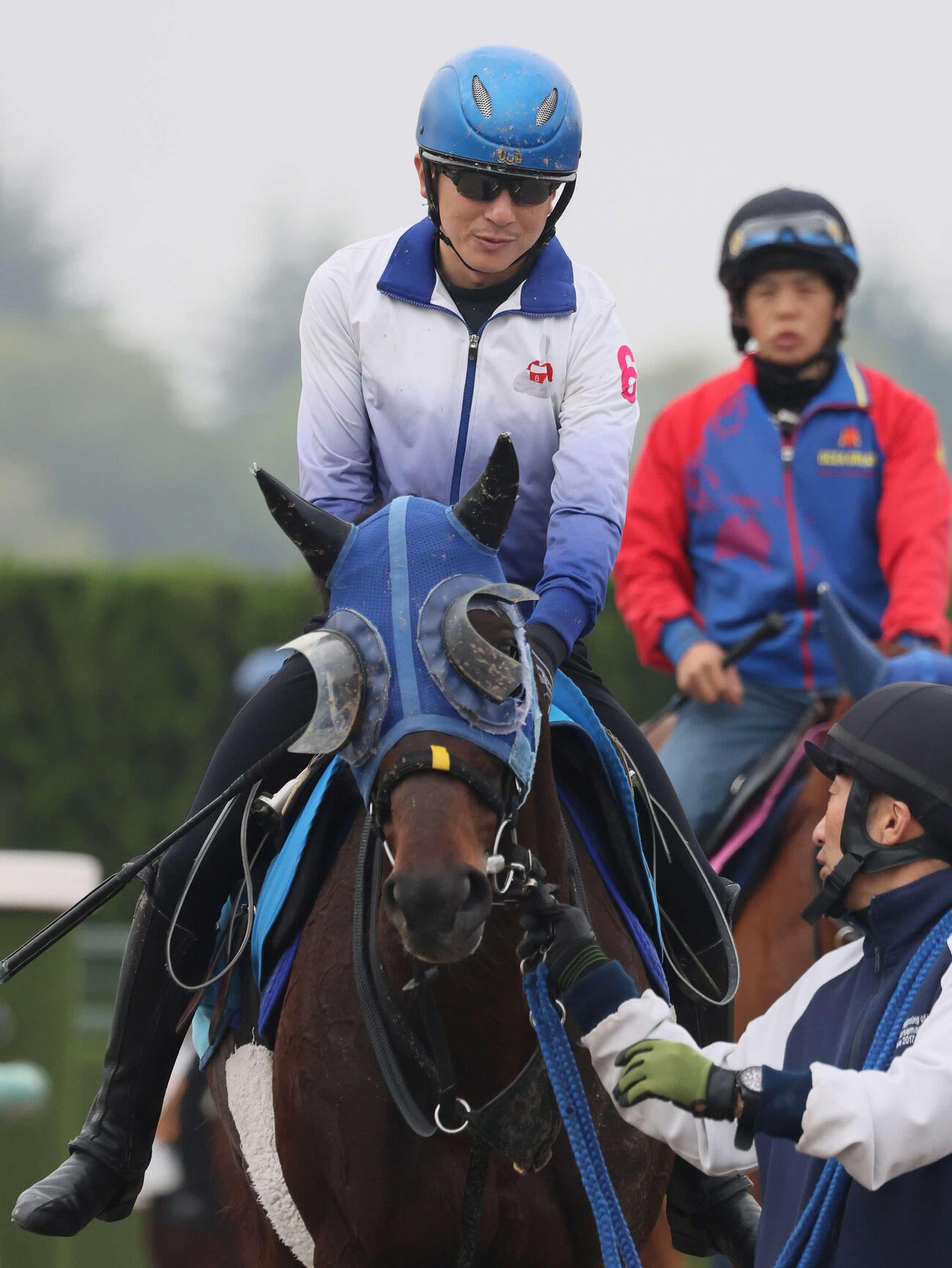 プラチナドリームの追い切りを終えて首筋をなでる石神深騎手（撮影・丹羽敏通）