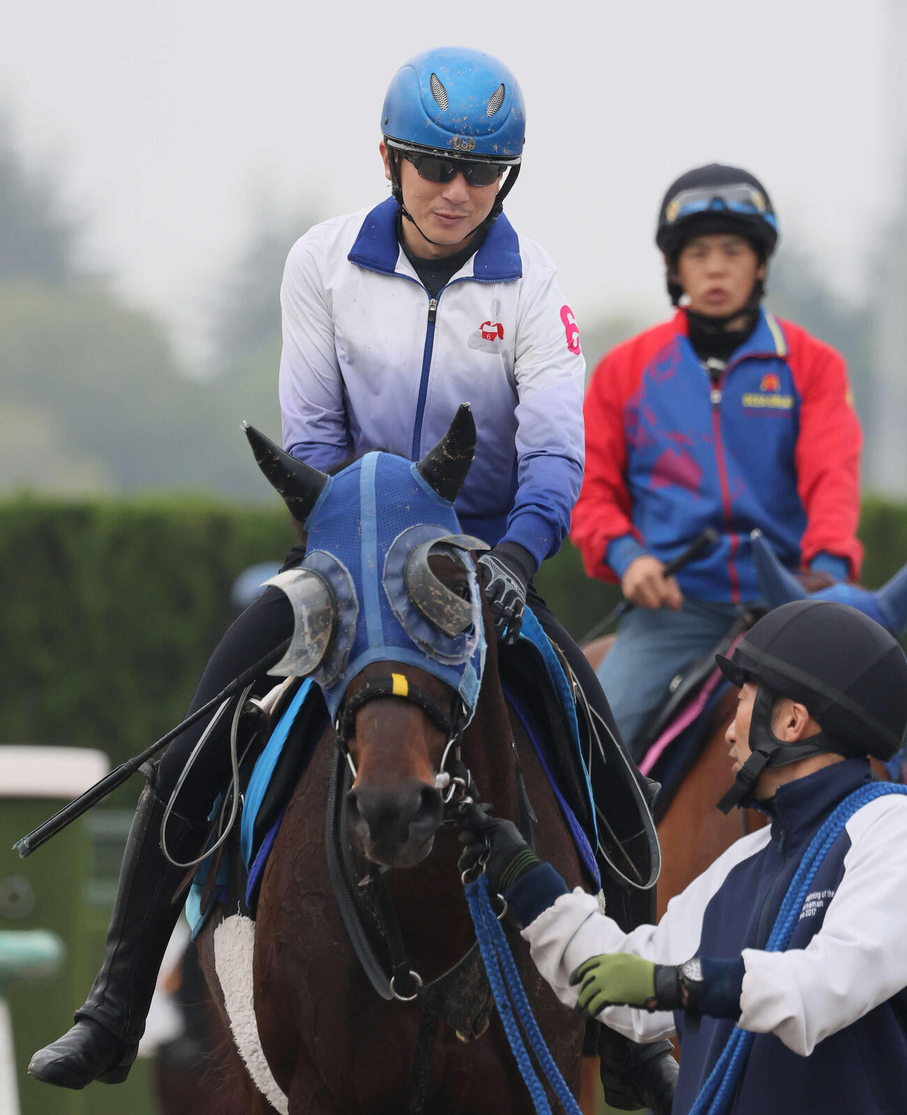 プラチナドリームの追い切りを終えて首筋をなでる石神深騎手（撮影・丹羽敏通）