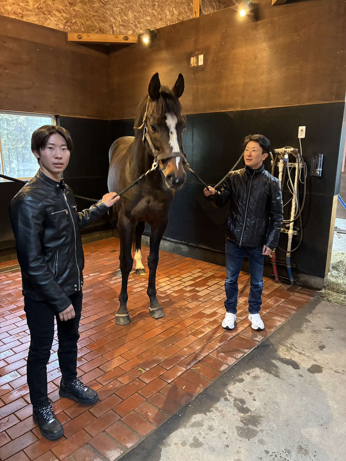 オジュウチョウサンと石神深一騎手（右）、深道騎手（写真提供・和田正一郎師）