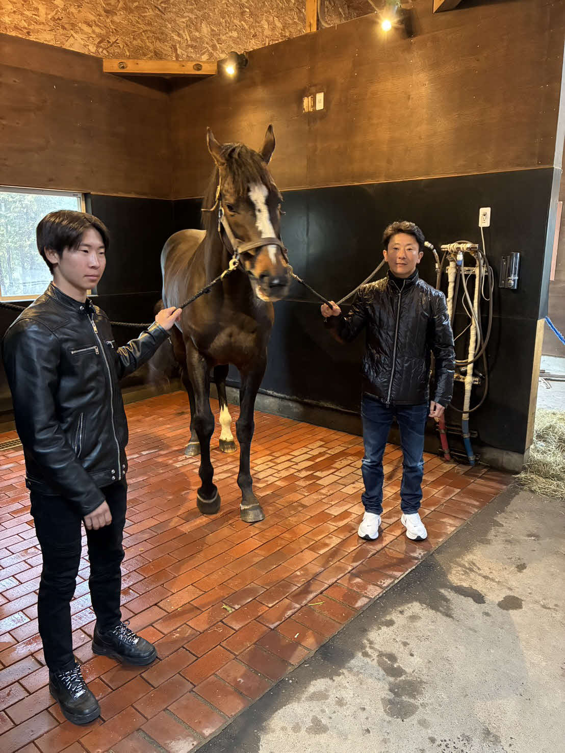 オジュウチョウサンと石神深一騎手（右）、深道騎手（写真提供・和田正一郎師）