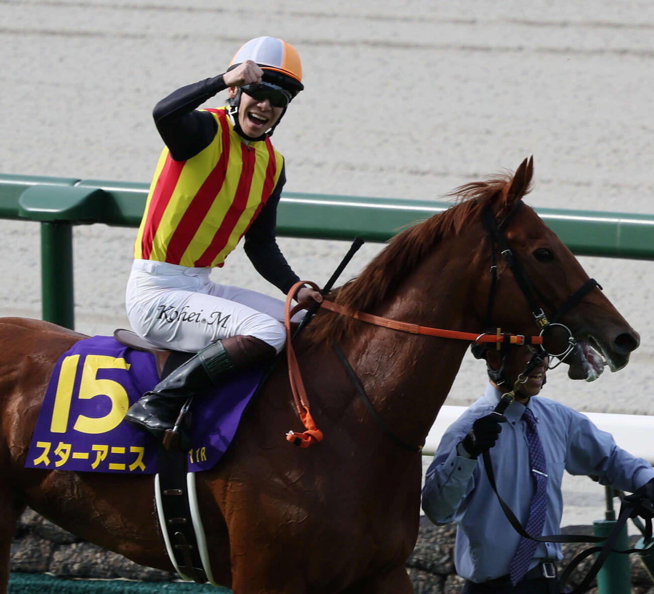 12日、桜花賞をスターアニスで制した松山騎手はスタンドに向かってガッツポーズ