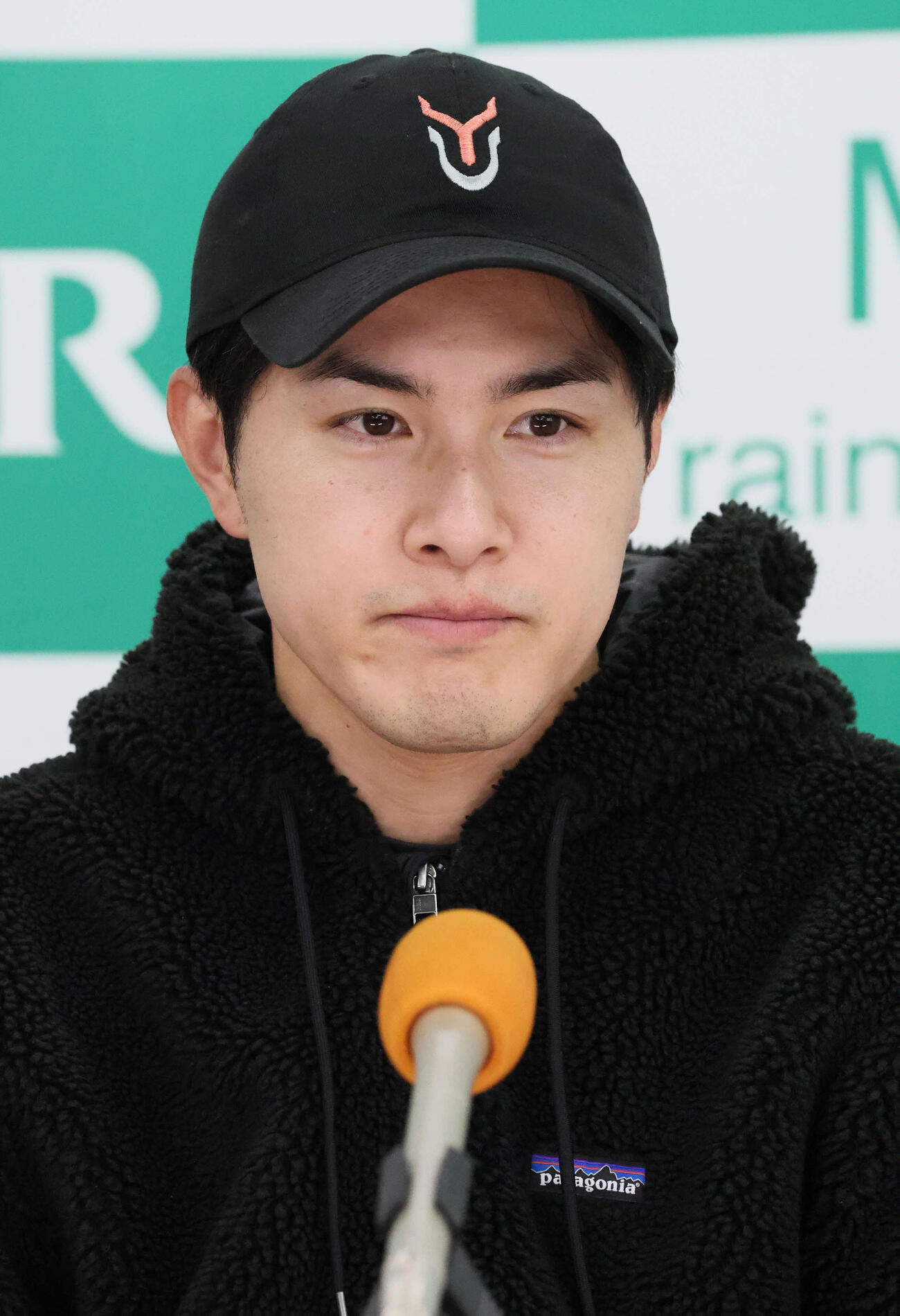 記者会見する皐月賞3頭出しの上原佑師（撮影・丹羽敏通）
