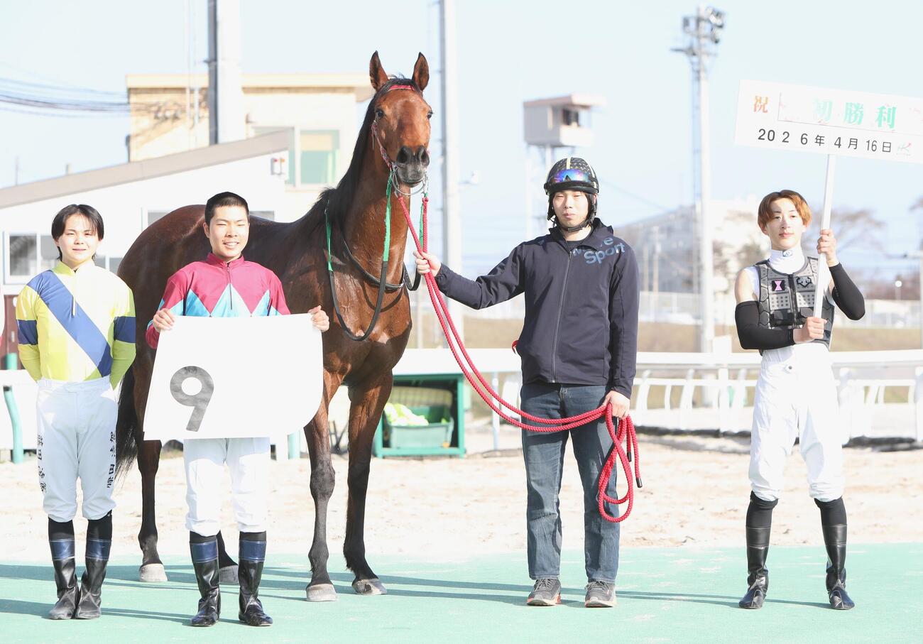 門別4Rヤマノプリティーで初勝利を挙げた小川騎手（左から2人目）（撮影・奥村晶治）