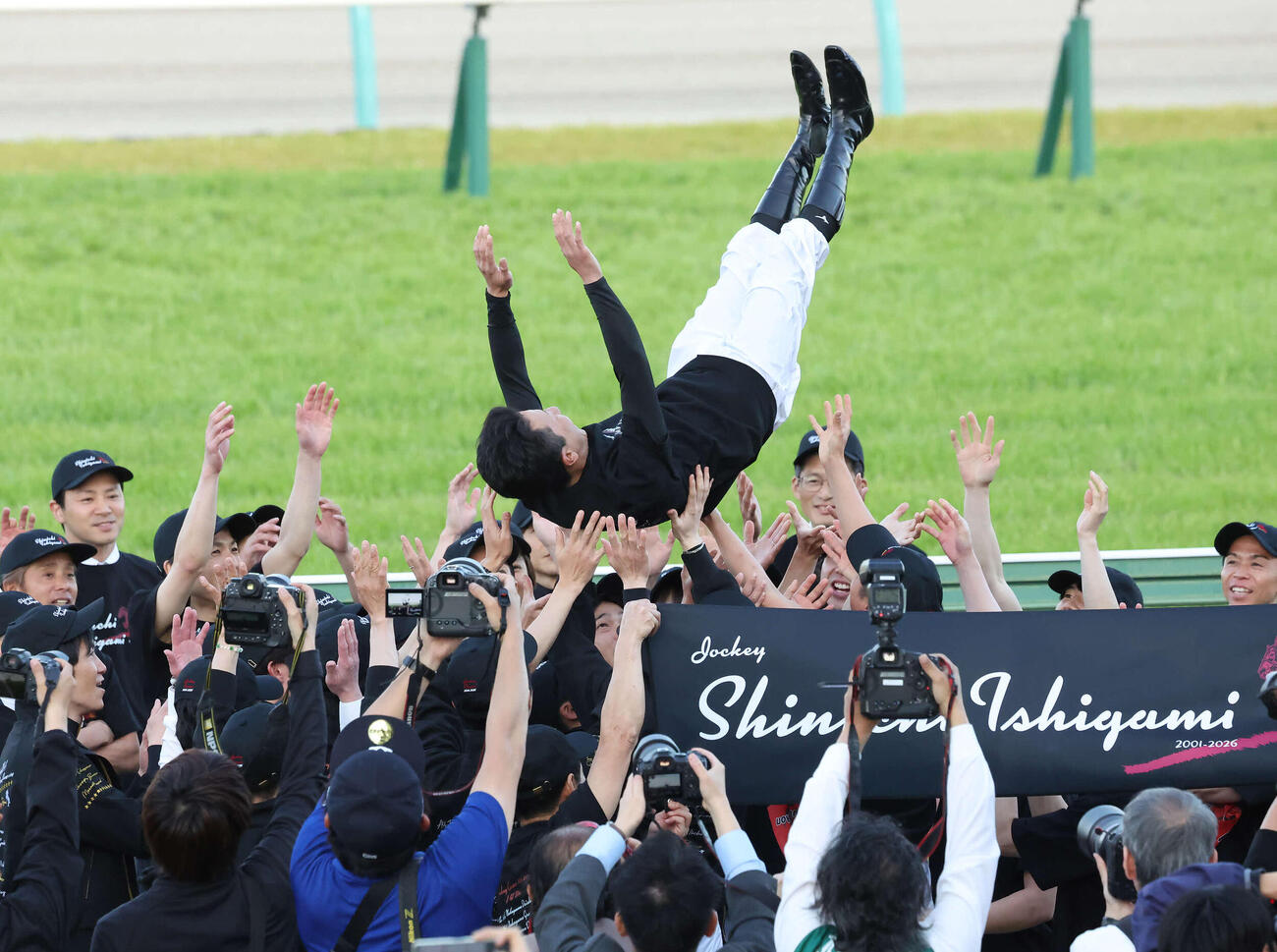 騎手仲間から胴上げされる石神深一騎手（撮影・丹羽敏通）