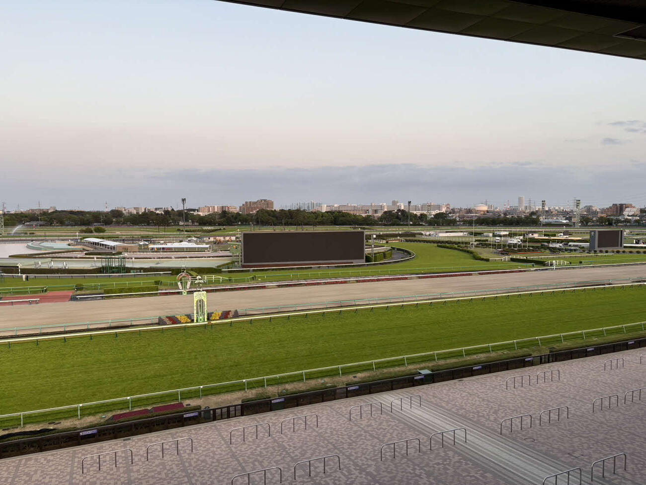 最終レース、石神深騎手の引退式が終わり、皐月賞当日を待つ中山競馬場