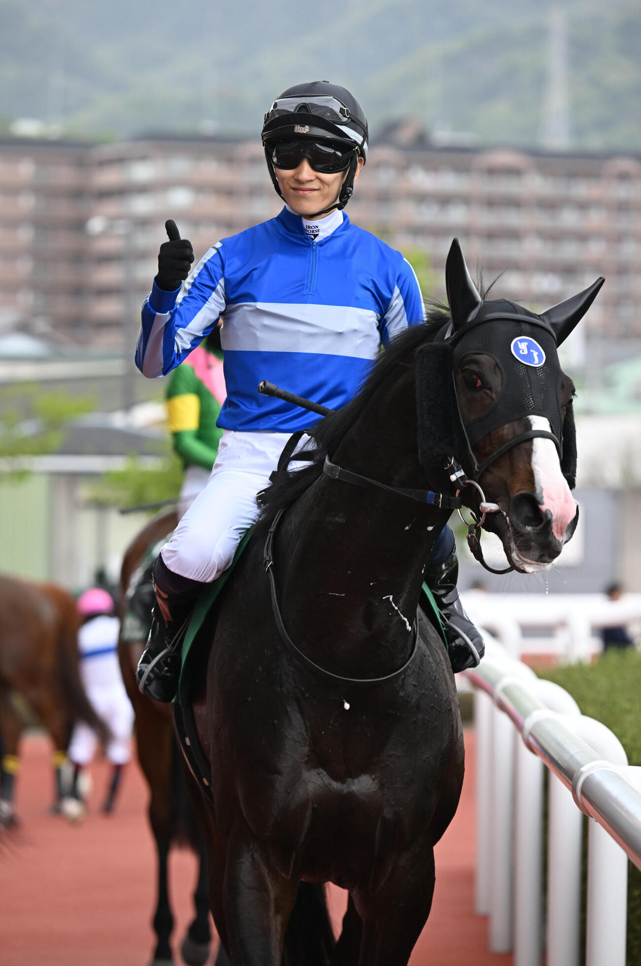 ムルソーでアンタレスSを制しサムズアップする坂井瑠星騎手（撮影・和賀正仁）