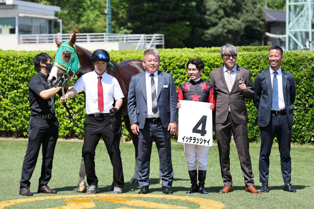 中山6R 3歳1勝クラスを制したイッテラッシャイと堀江氏と戸崎騎手（撮影・鈴木正人）　
