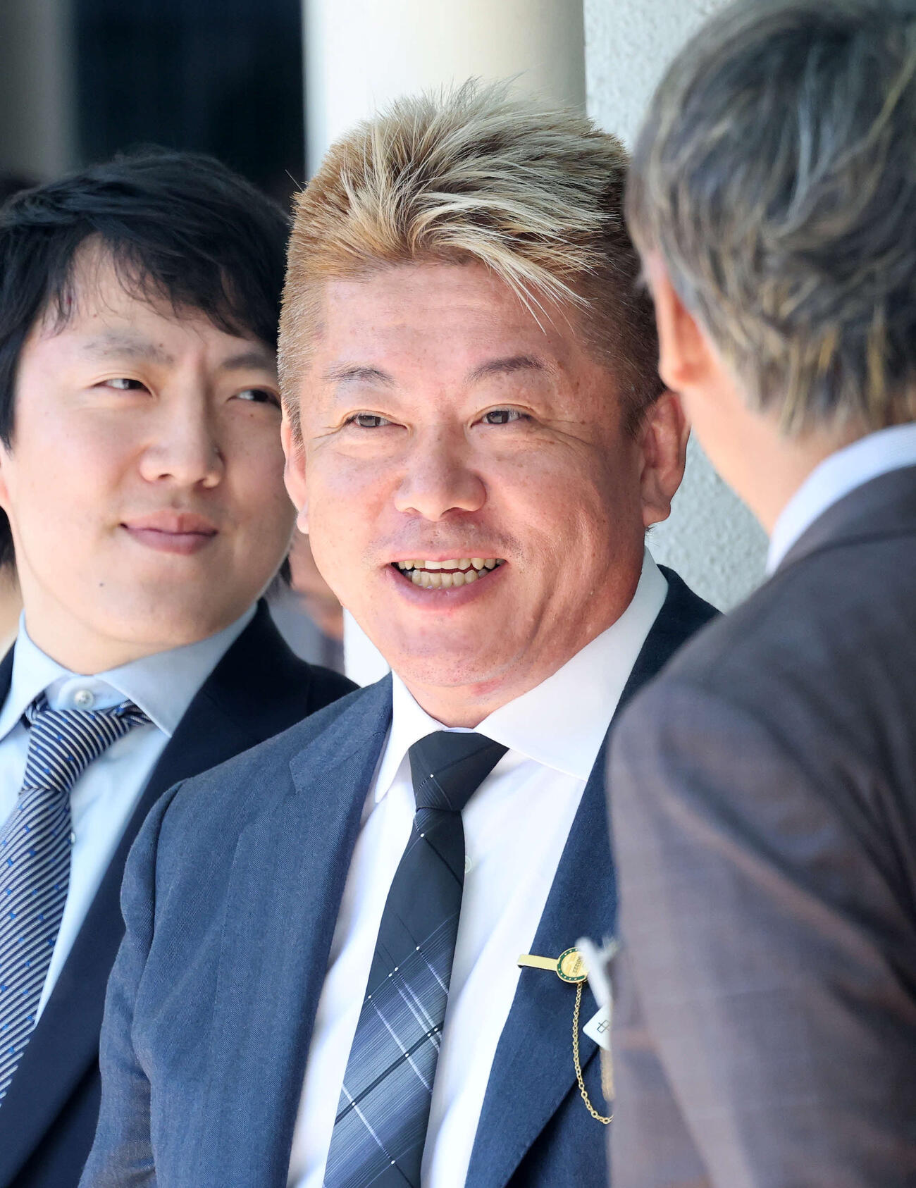 中山6R　パドックで笑顔を見せる堀江氏（撮影・鈴木正人）　