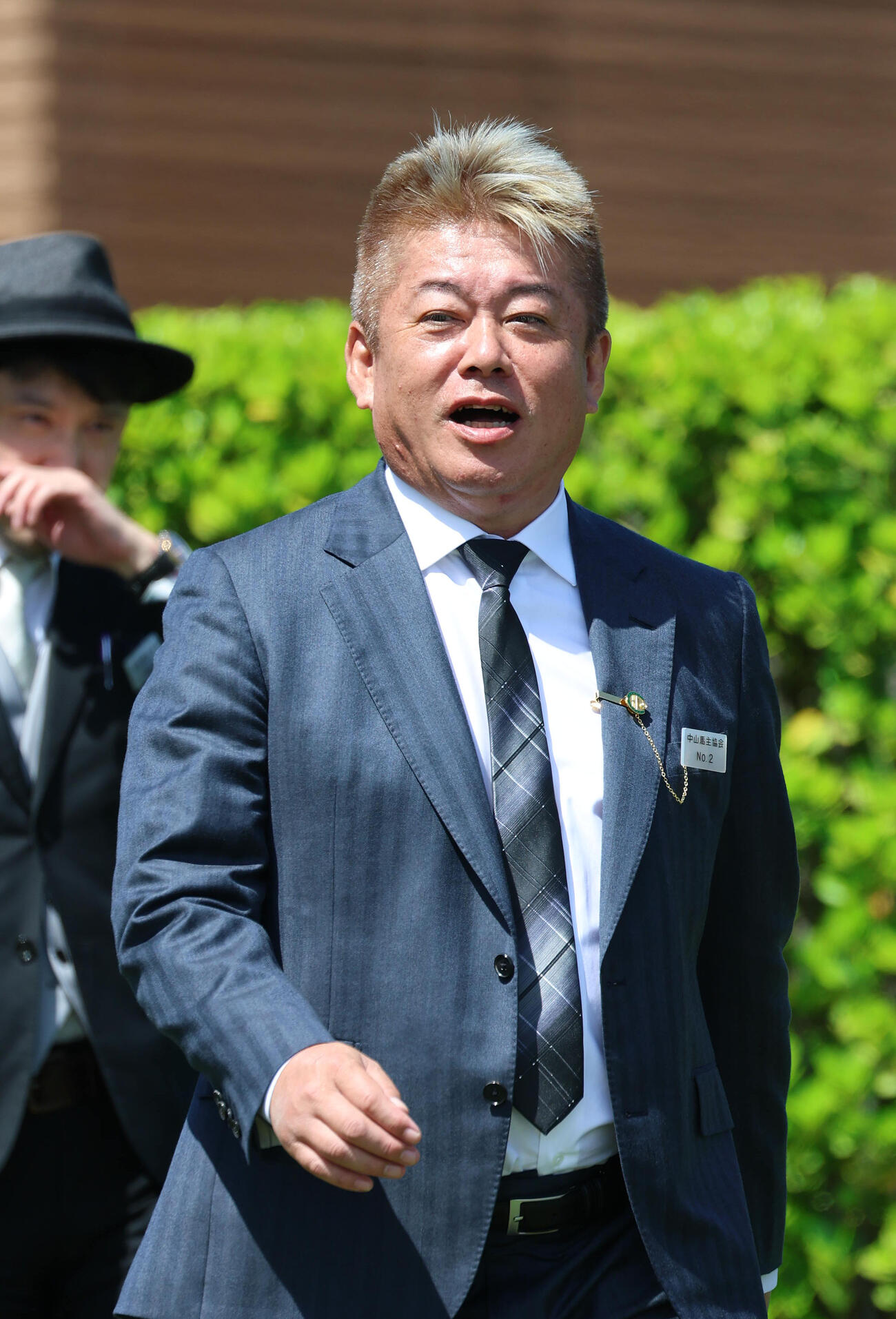 イッテラッシャイで中山6Rを勝利して口取り撮影に向かう堀江貴文氏（撮影・白石智彦）