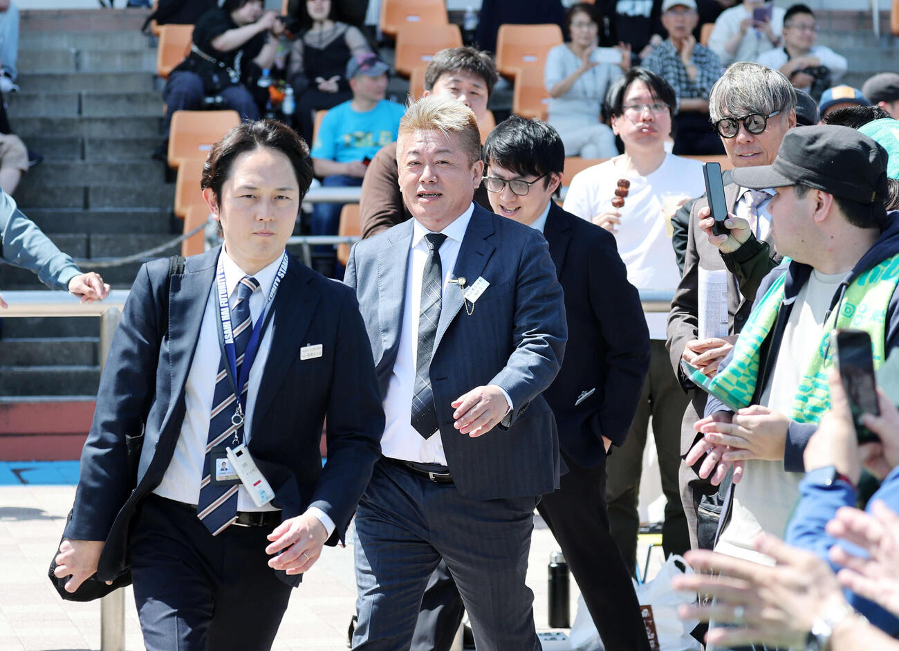 中山6R　ウイナーズサークルに向かう堀江氏（中央）（撮影・鈴木正人）　