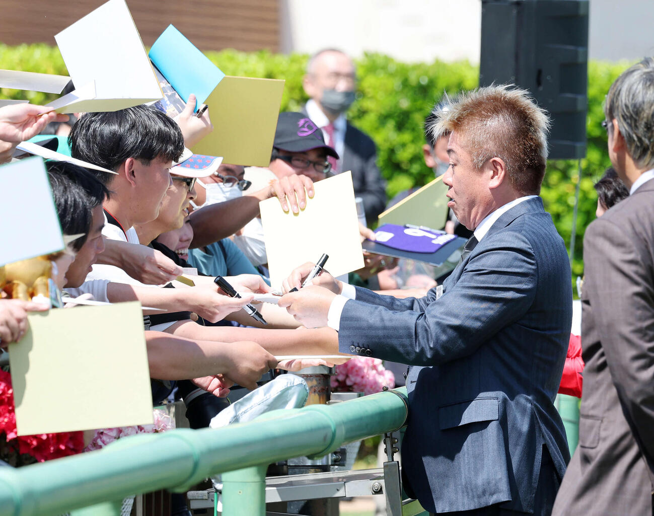 中山6R　ファンにサインする堀江氏（撮影・鈴木正人）　