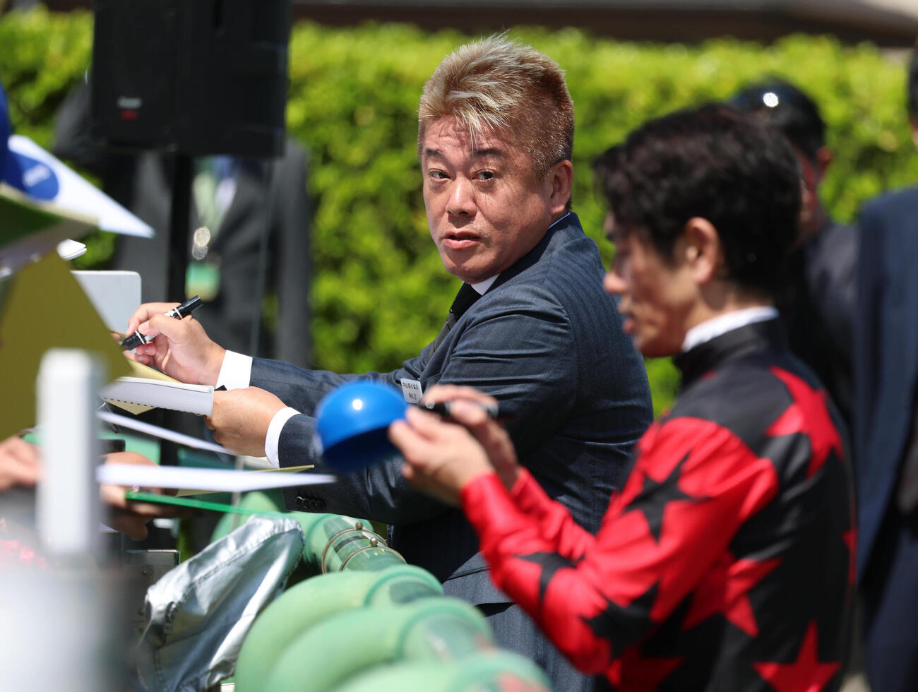 中山6R、戸崎圭太騎手（右）と並んでファンにサインする堀江貴文氏（撮影・白石智彦）